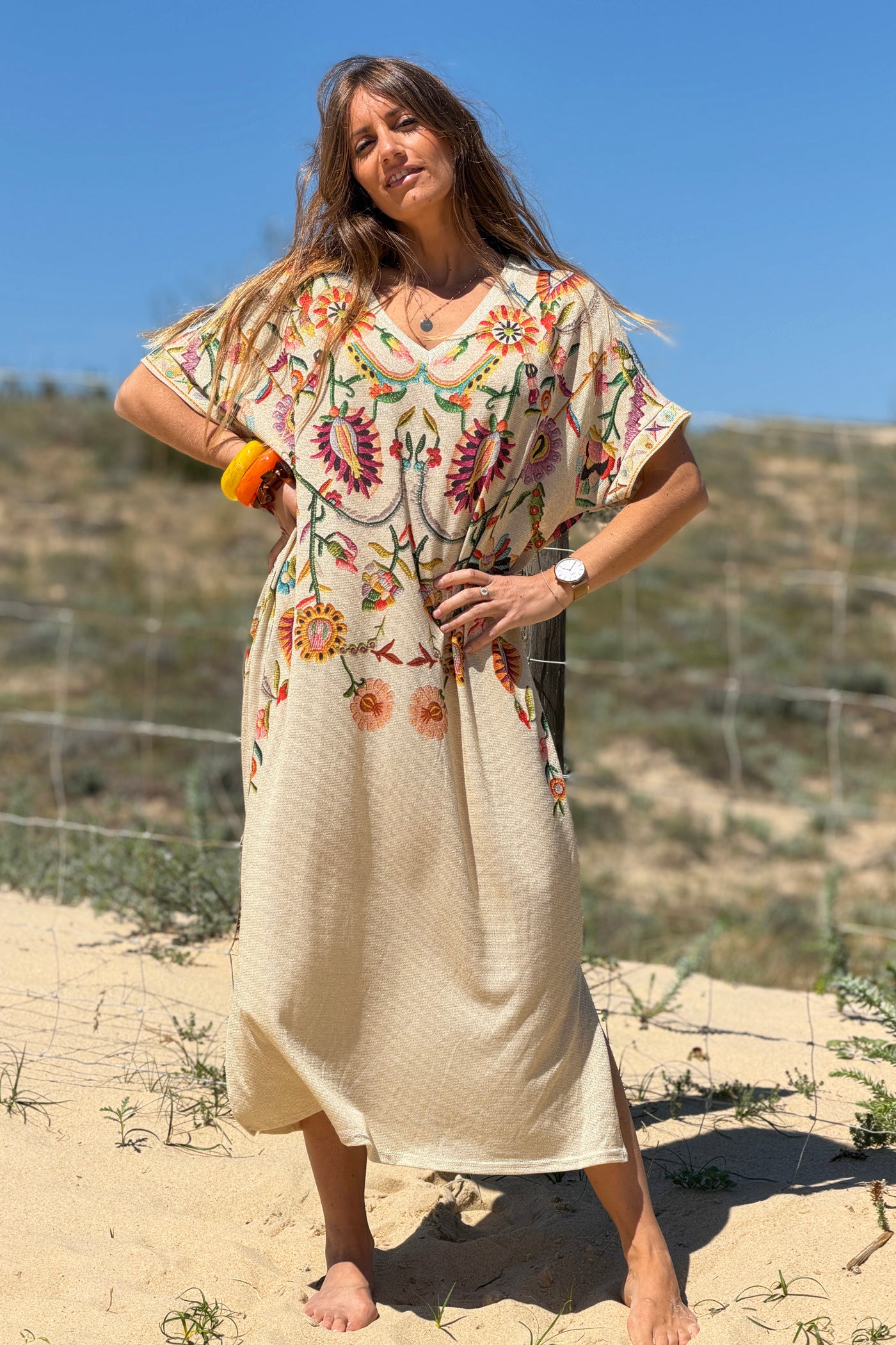 Robe brillante lurex beige imprimé effet broderie colorée