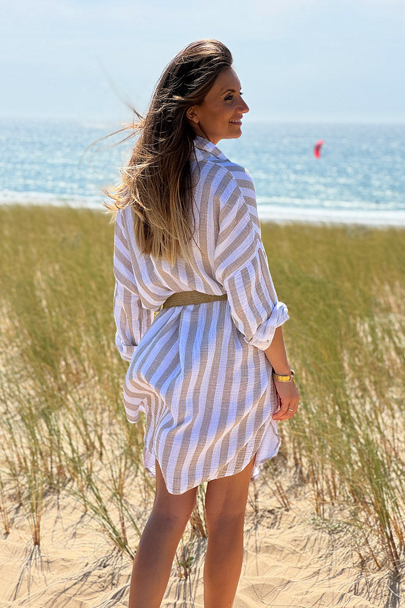 Vestido camisero de gasa de algodón blanco con rayas beige