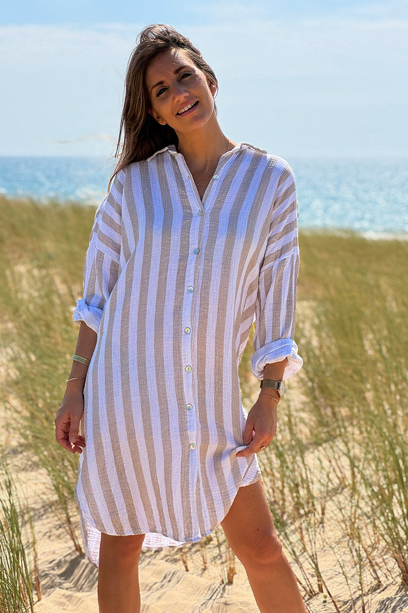 Vestido camisero de gasa de algodón blanco con rayas beige