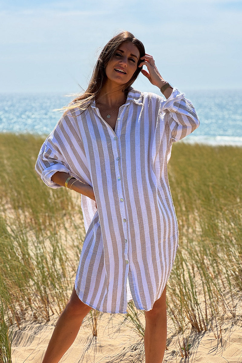 Vestido camisero de gasa de algodón blanco con rayas beige