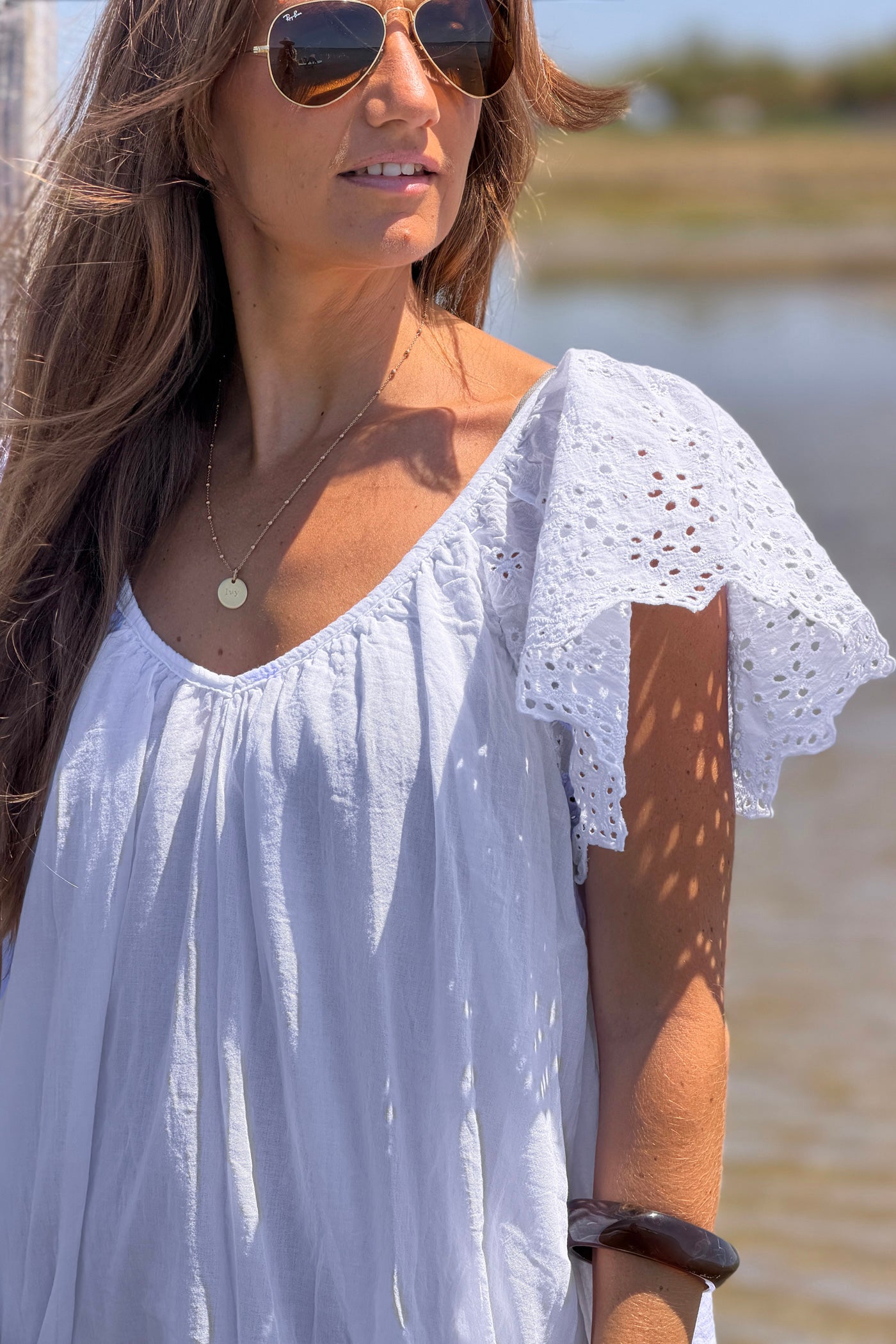 Robe en coton doublée blanche manches broderie anglaise col v nœud dos