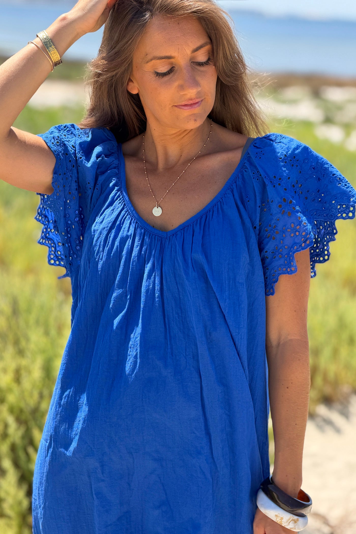 Robe en coton doublée bleu roi manches broderie anglaise col v nœud dos