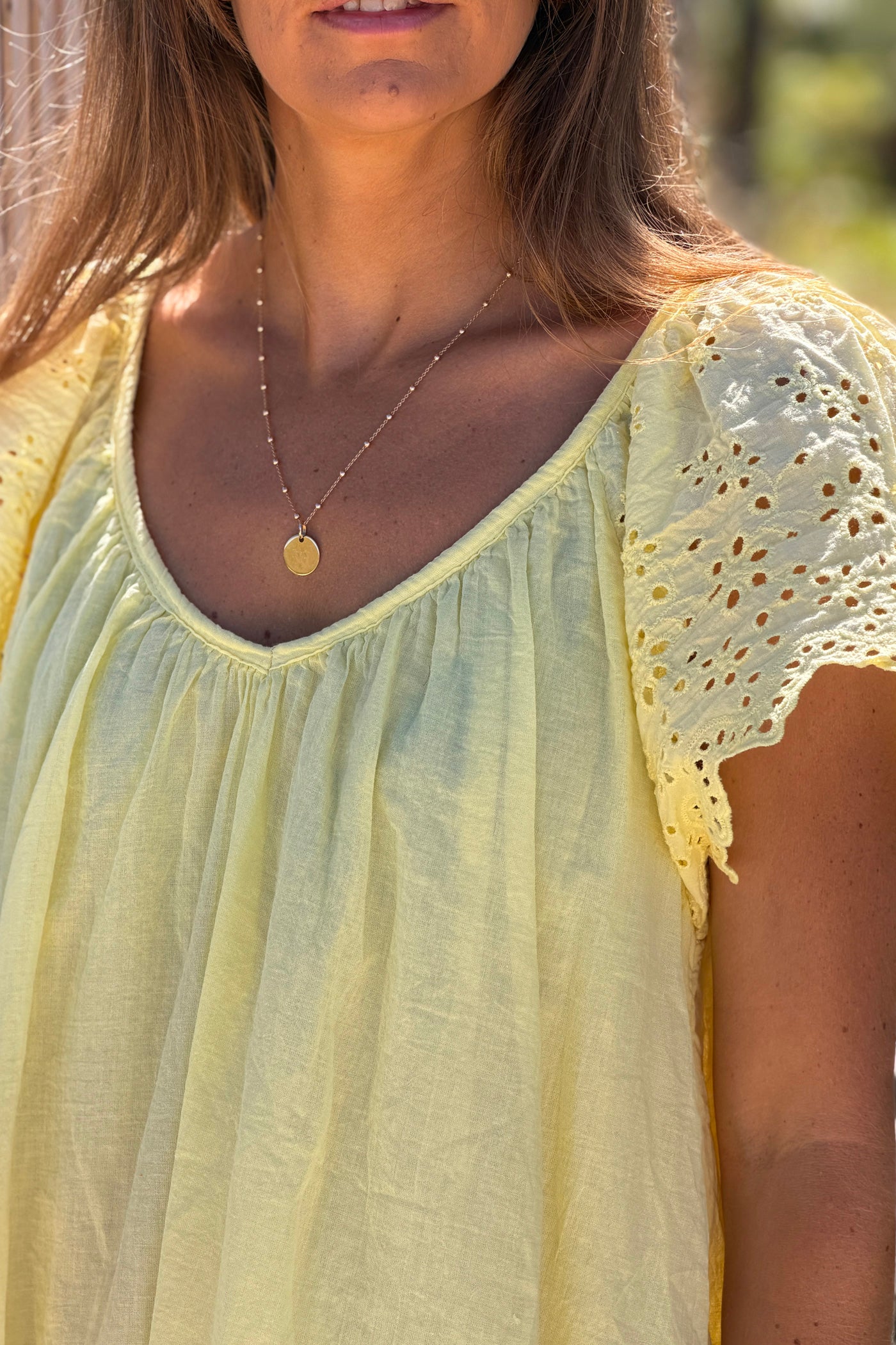 Robe en coton doublée jaune manches broderie anglaise col v nœud dos