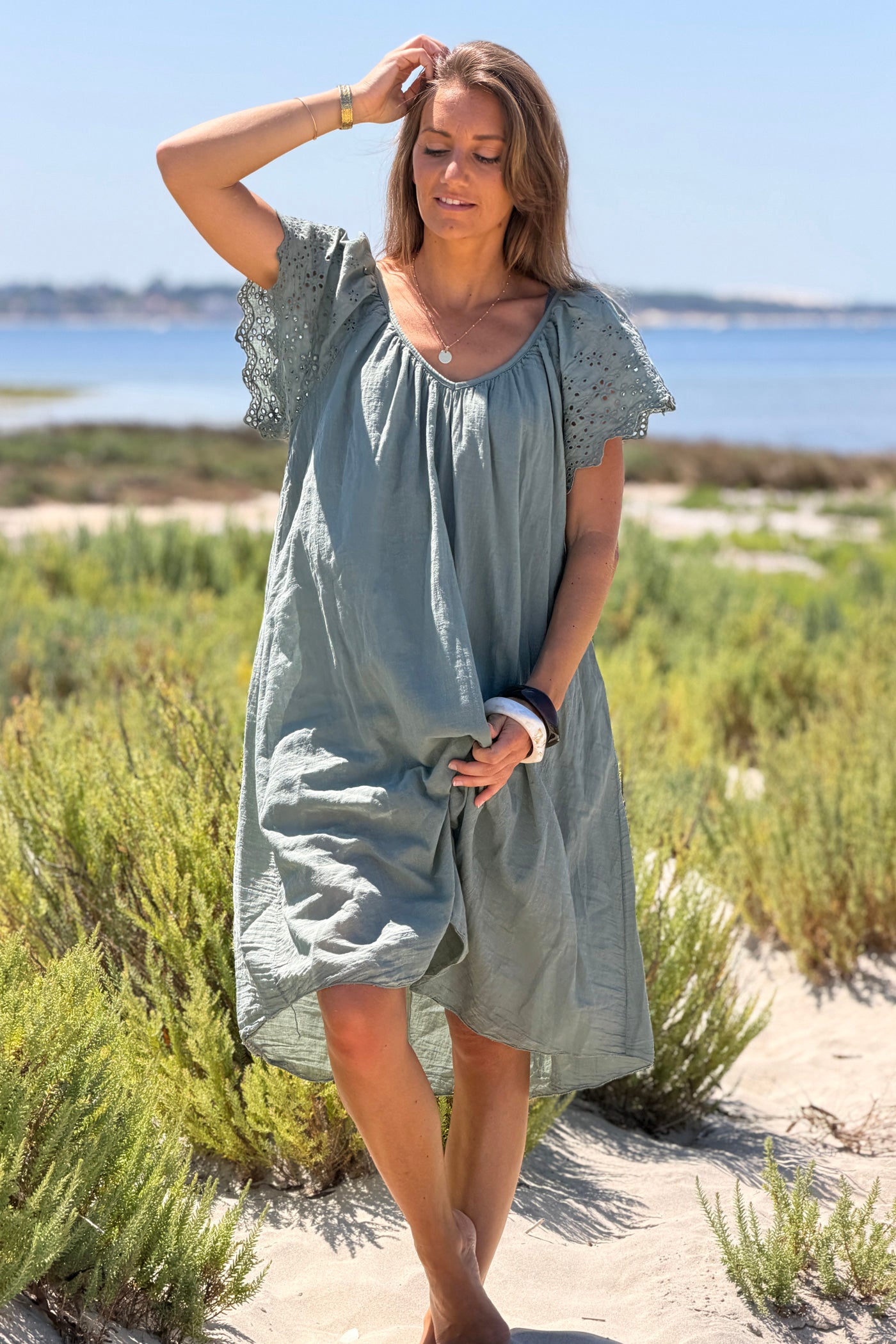 Robe en coton doublée kaki manches broderie anglaise col v nœud dos