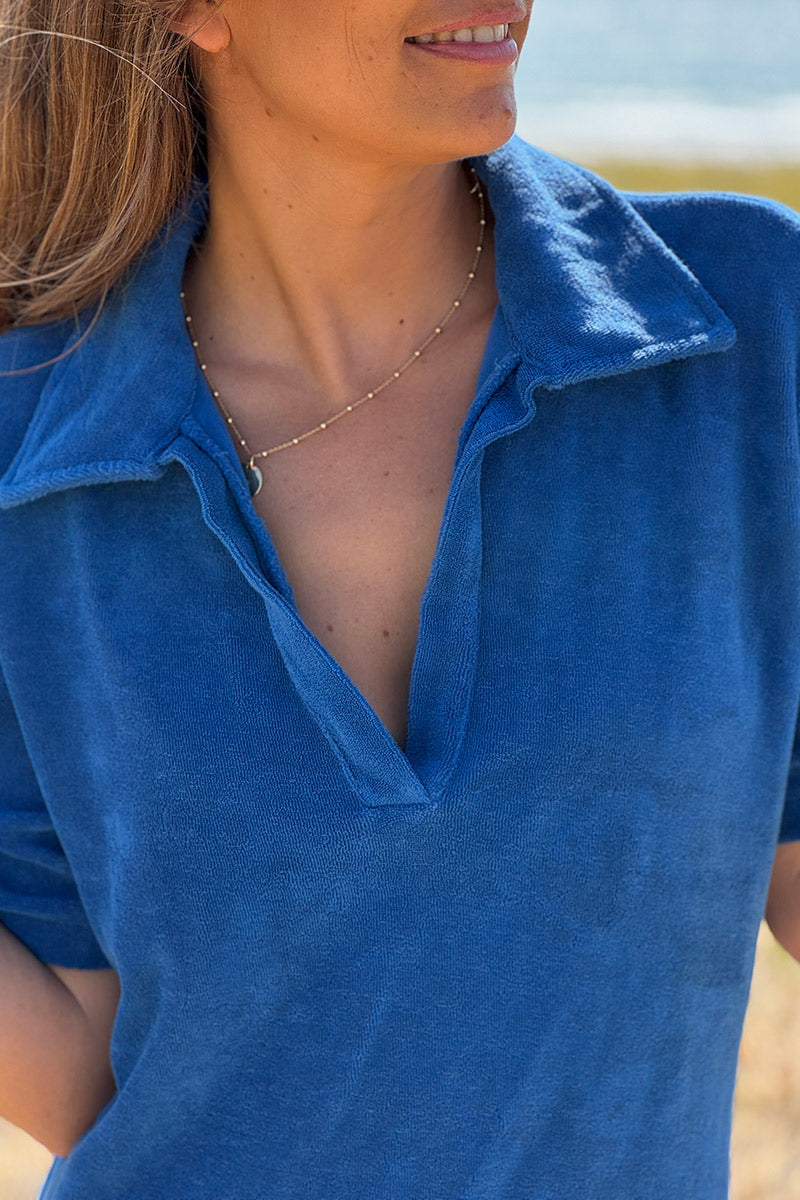 Vestido de rizo suave azul real con cuello polo