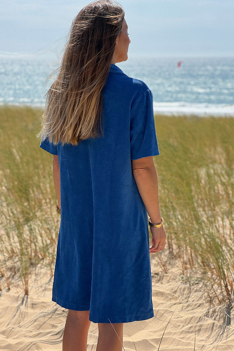 Vestido de rizo suave azul real con cuello polo