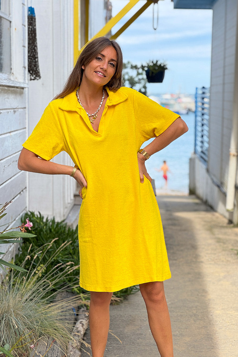 Vestido de rizo amarillo suave con cuello polo