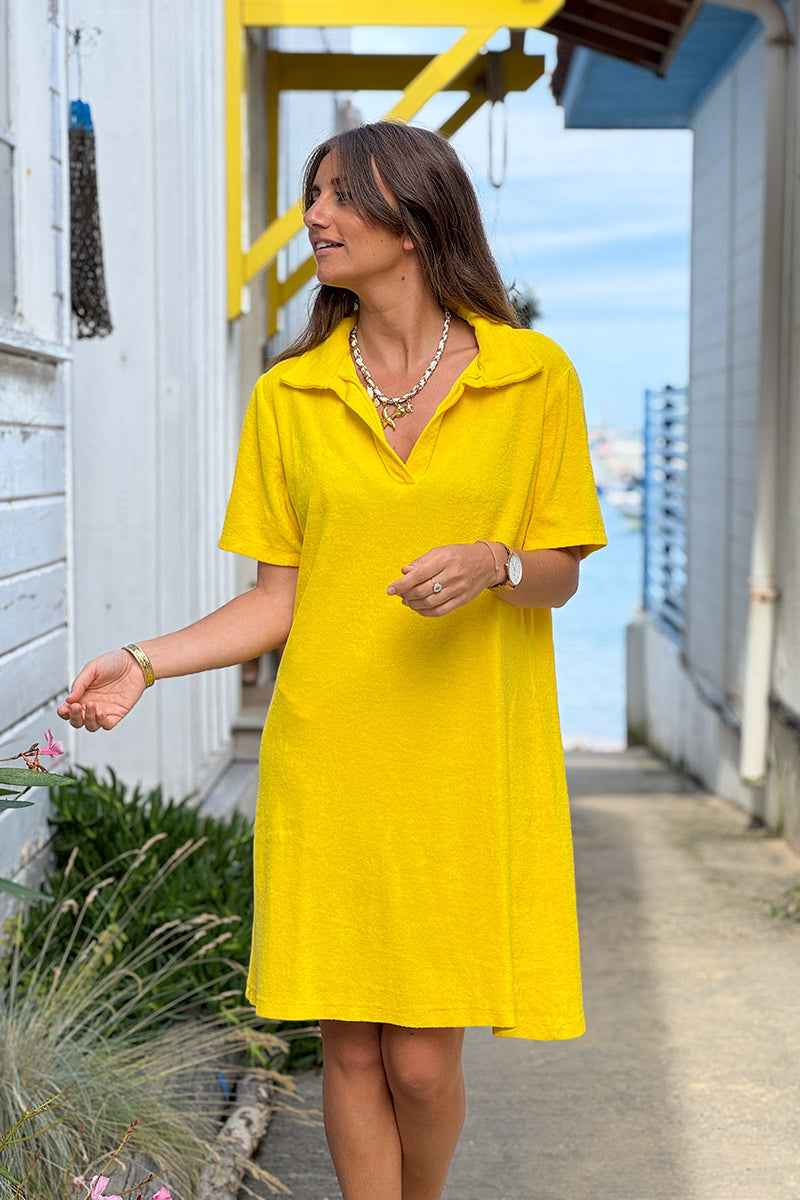 Vestido de rizo amarillo suave con cuello polo