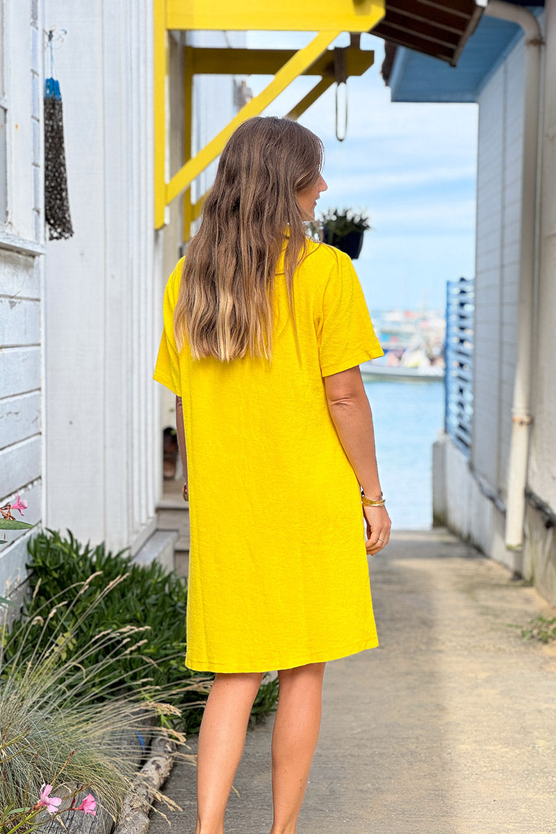 Vestido de rizo amarillo suave con cuello polo