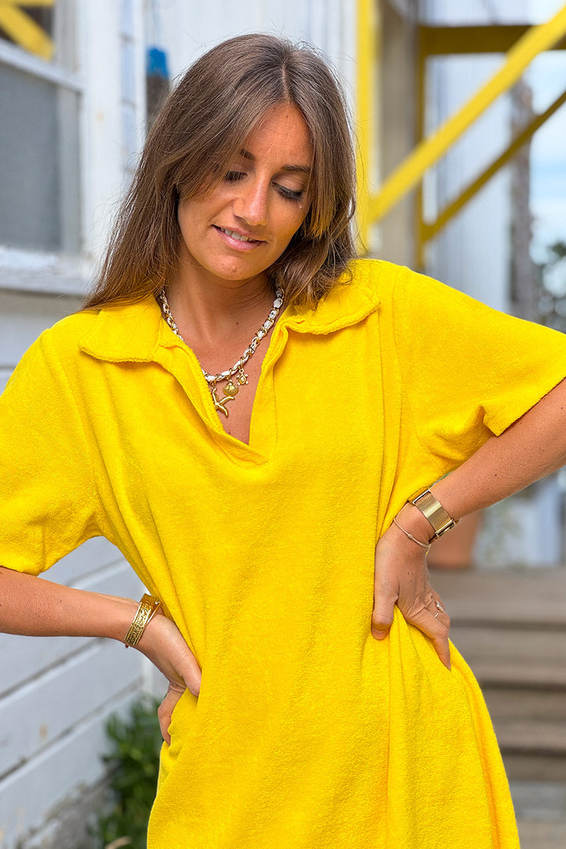 Vestido de rizo amarillo suave con cuello polo