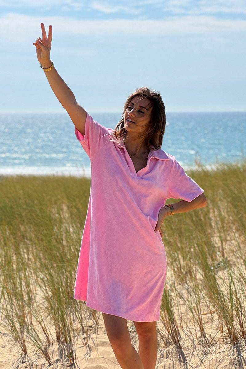 Robe en éponge souple rose col polo