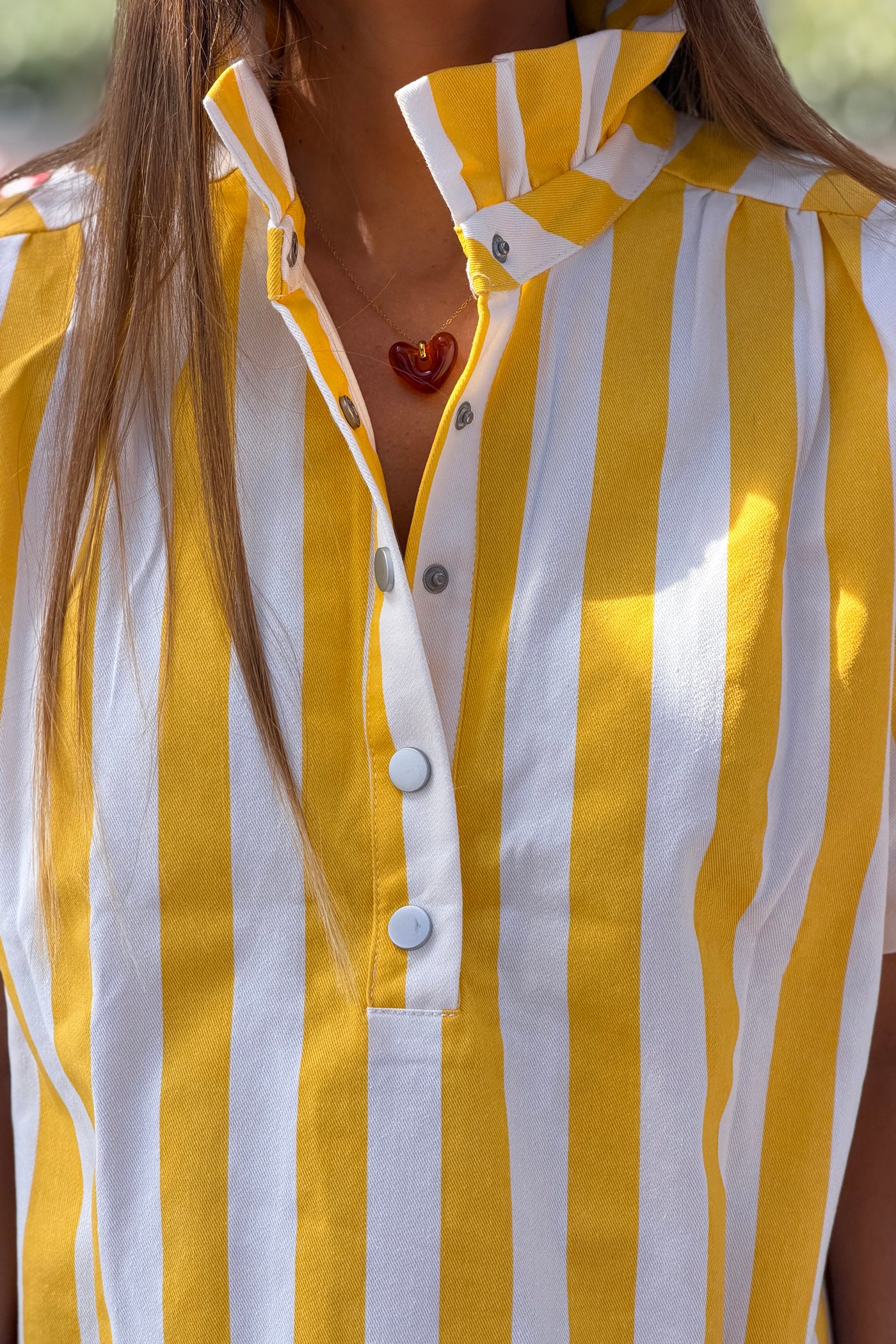 Robe en toile coton rayures jaunes col victorien montant boutons