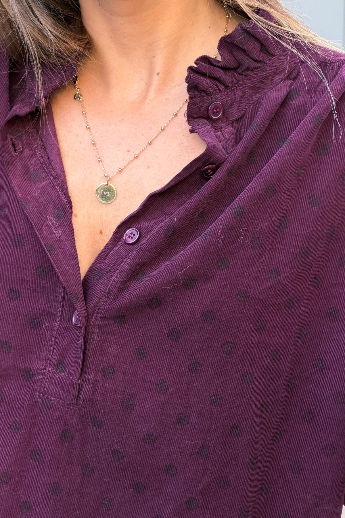 Robe en velours côtelé aubergine motifs pois col victorien montant à boutons