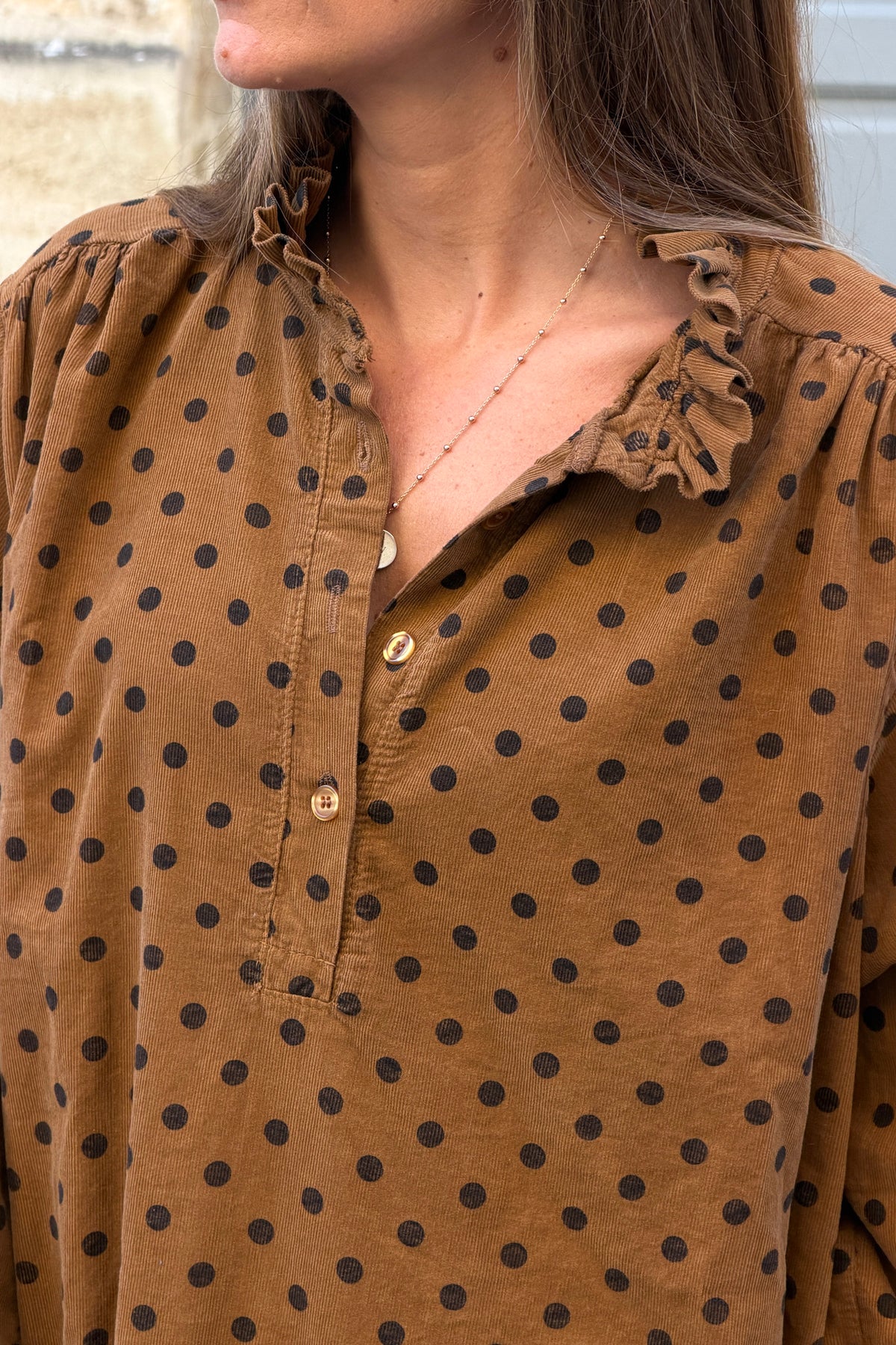 Robe en velours côtelé camel motifs pois col victorien montant a boutons