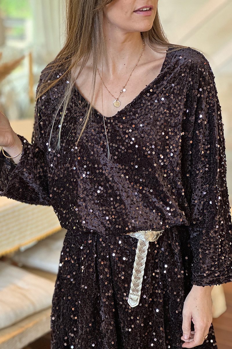 Robe en velours marron et sequins col v et nœud dans le dos