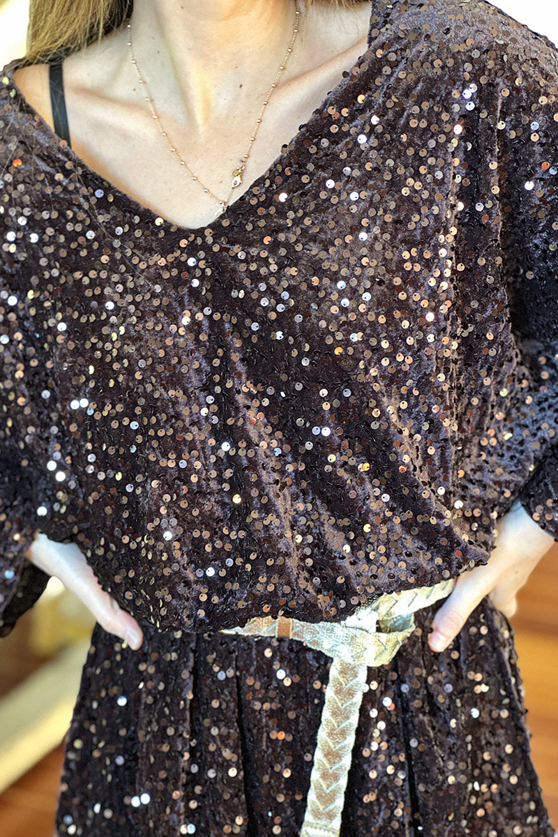 Robe en velours marron et sequins col v et nœud dans le dos