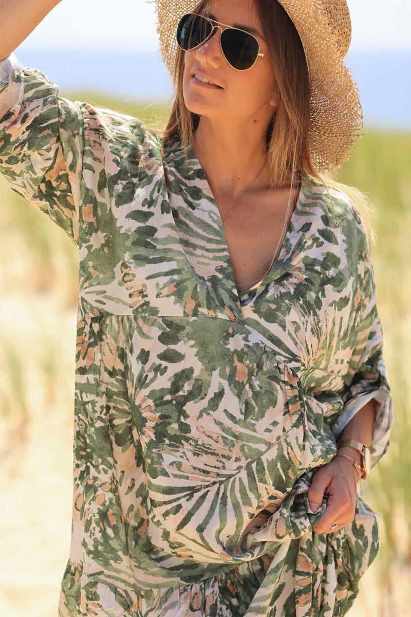 Vestido fluido con escote en pico y estampado de flores de acuarela caqui