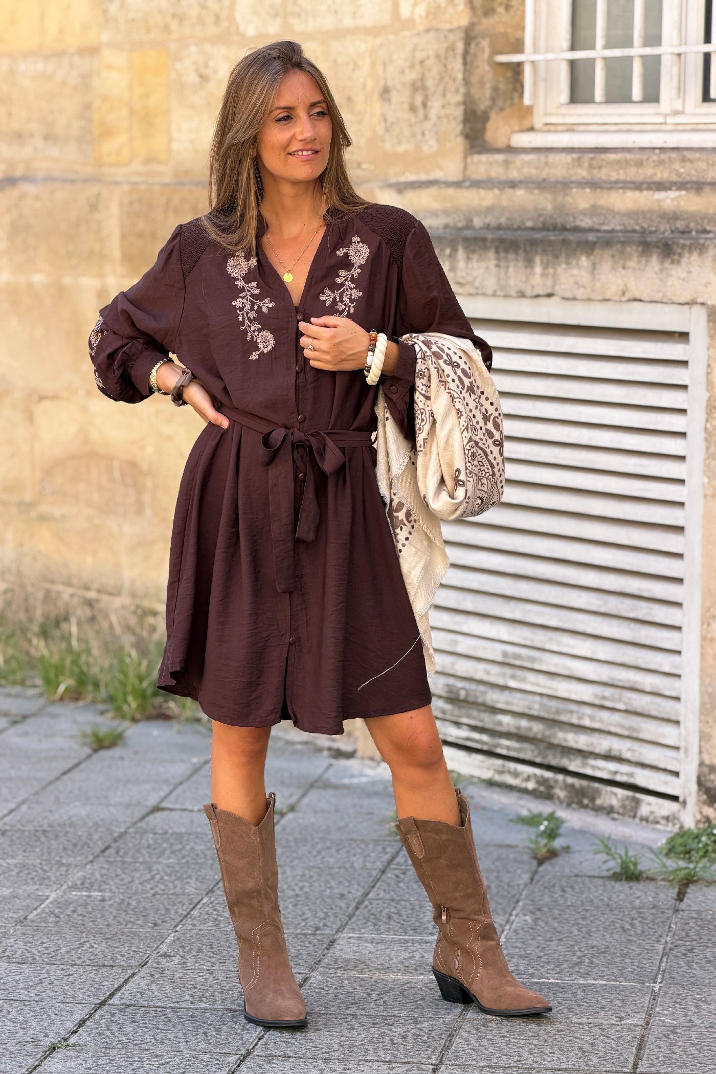 Robe fluide marron avec broderie fleurs et petits boutons