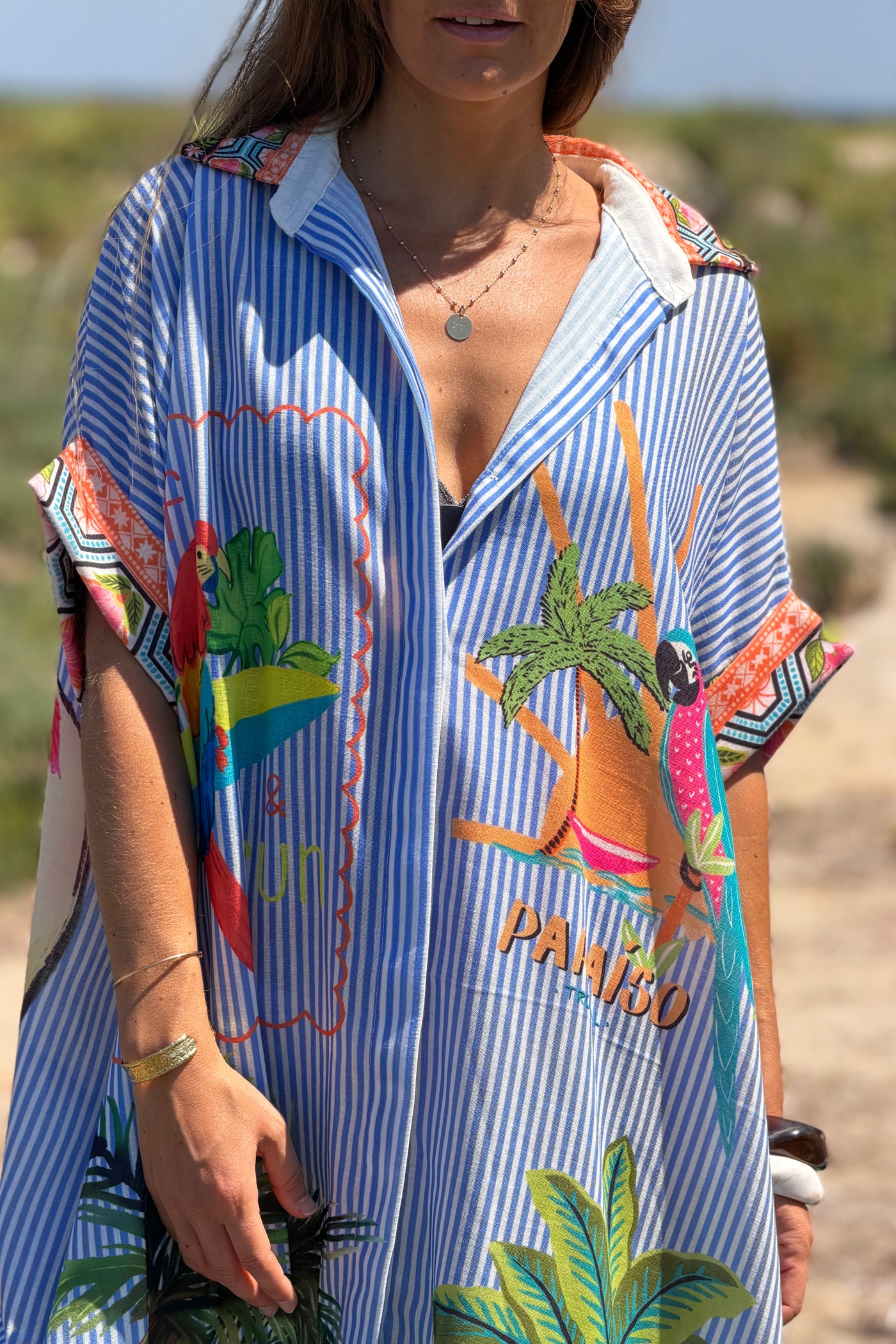 Robe large à rayures bleues imprimé Rio palmiers et perroquets colorés