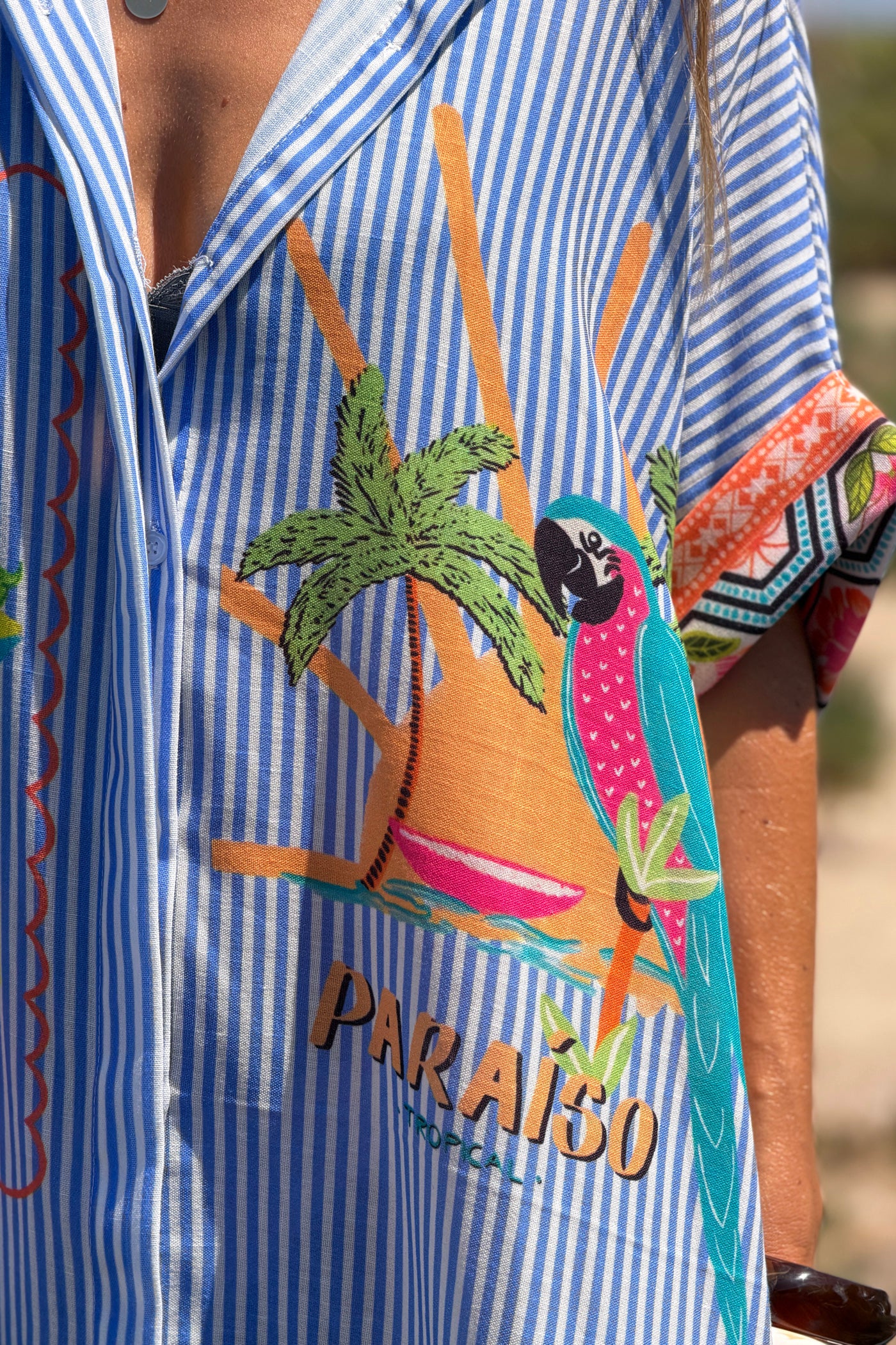 Robe large à rayures bleues imprimé Rio palmiers et perroquets colorés