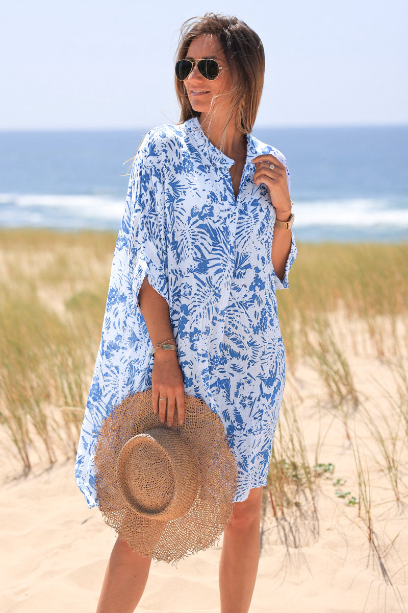 Vestido ancho de algodón con escote en pico y estampado de islas azules