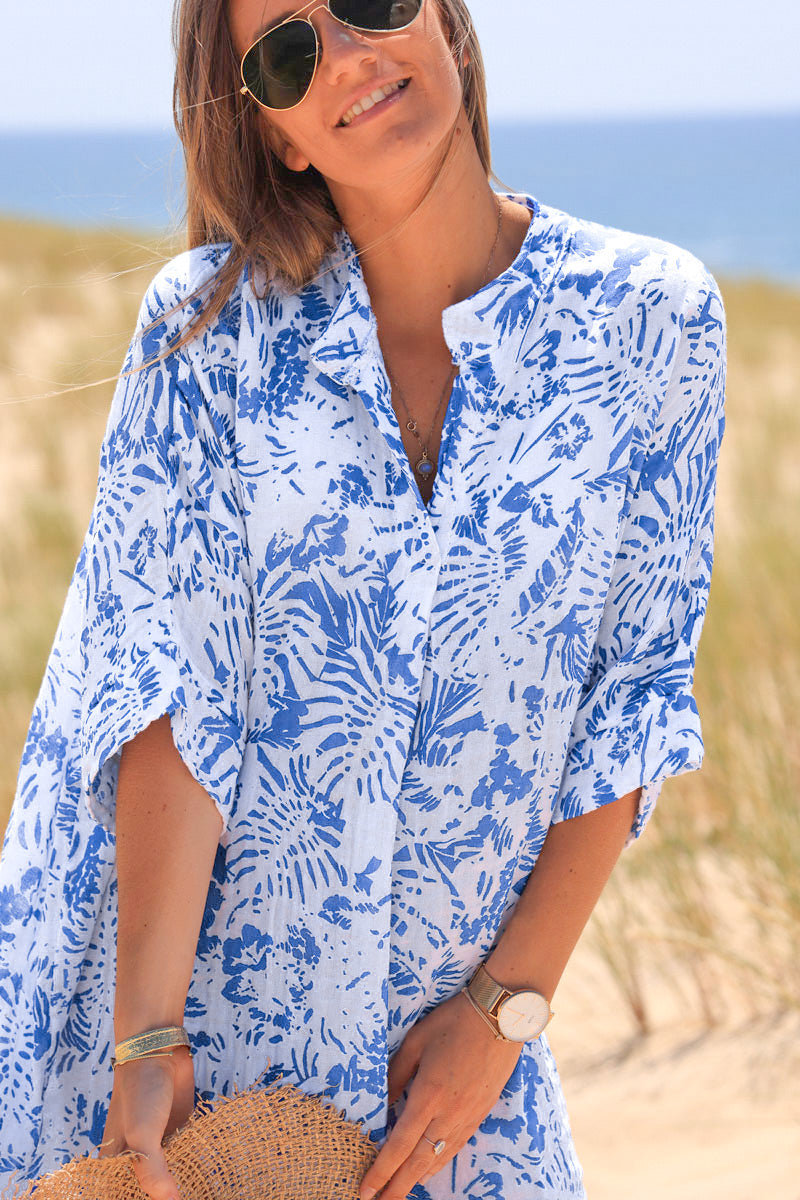 Vestido ancho de algodón con escote en pico y estampado de islas azules