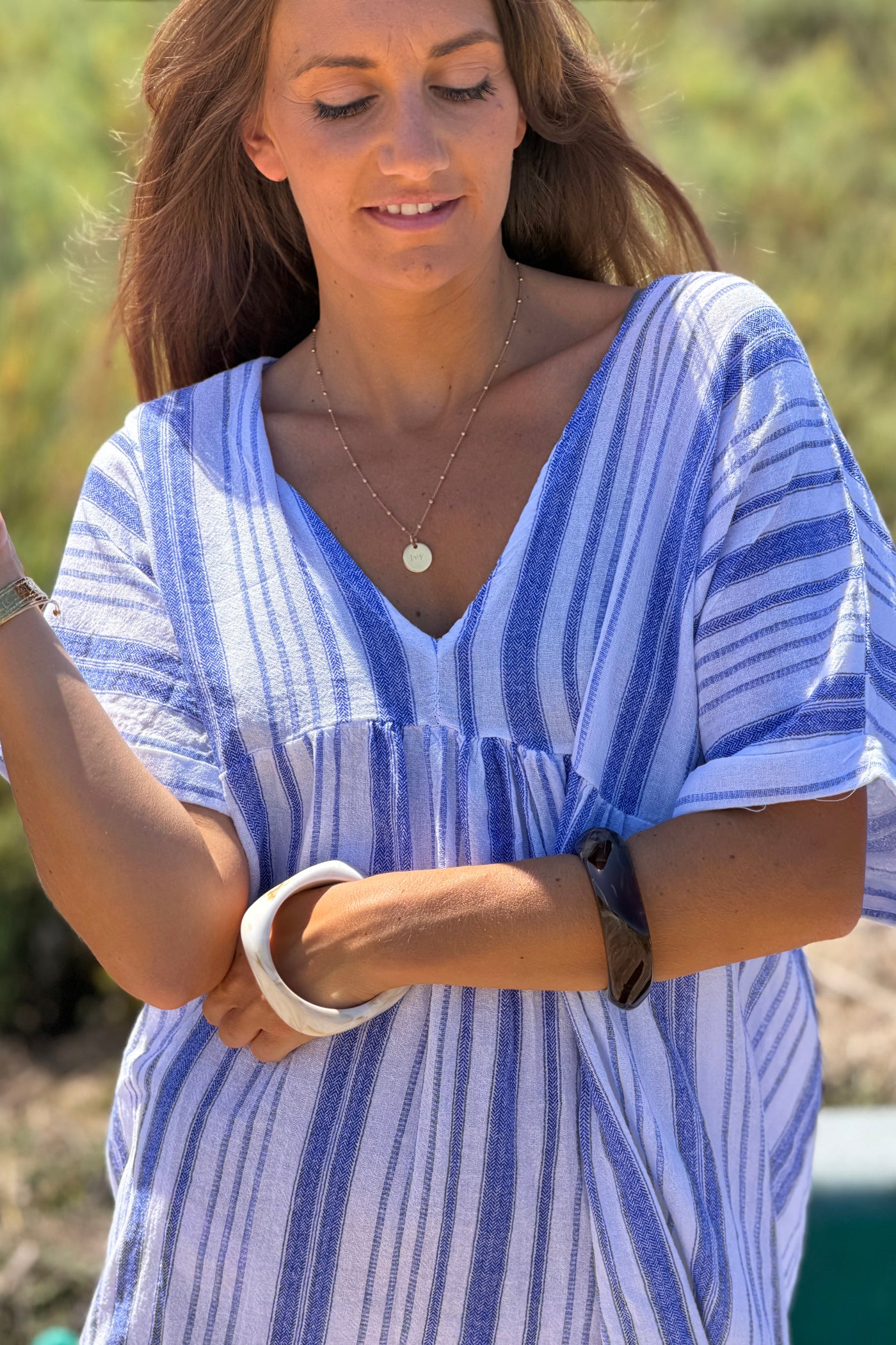 Robe large en coton imprimé rayures bleues effet piqué col v