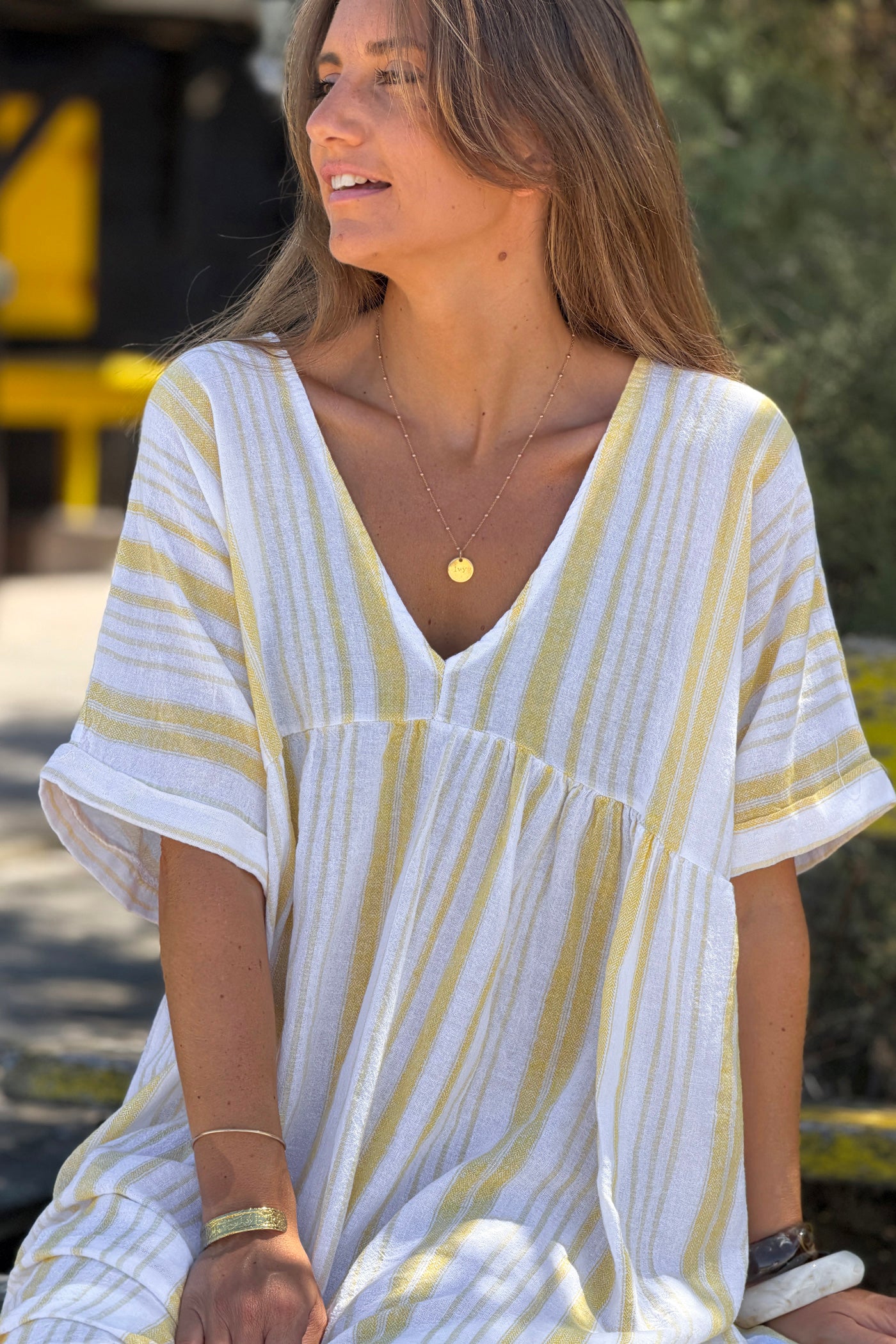 Robe large en coton imprimé rayures jaune effet piqué col v