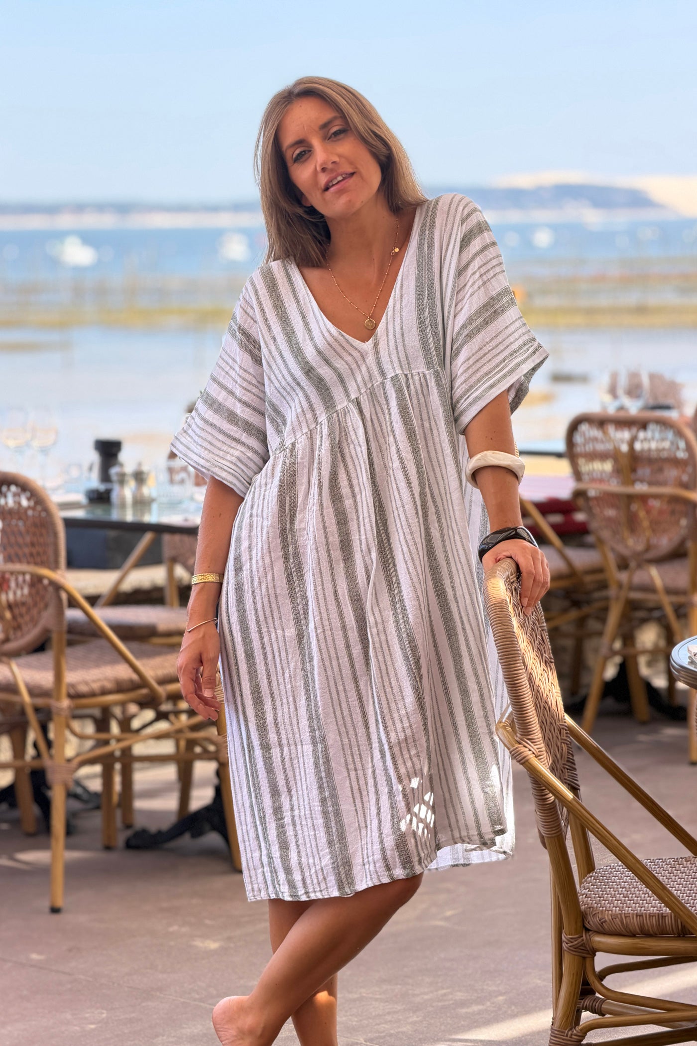 Robe large en coton imprimé rayures kaki effet piqué col v