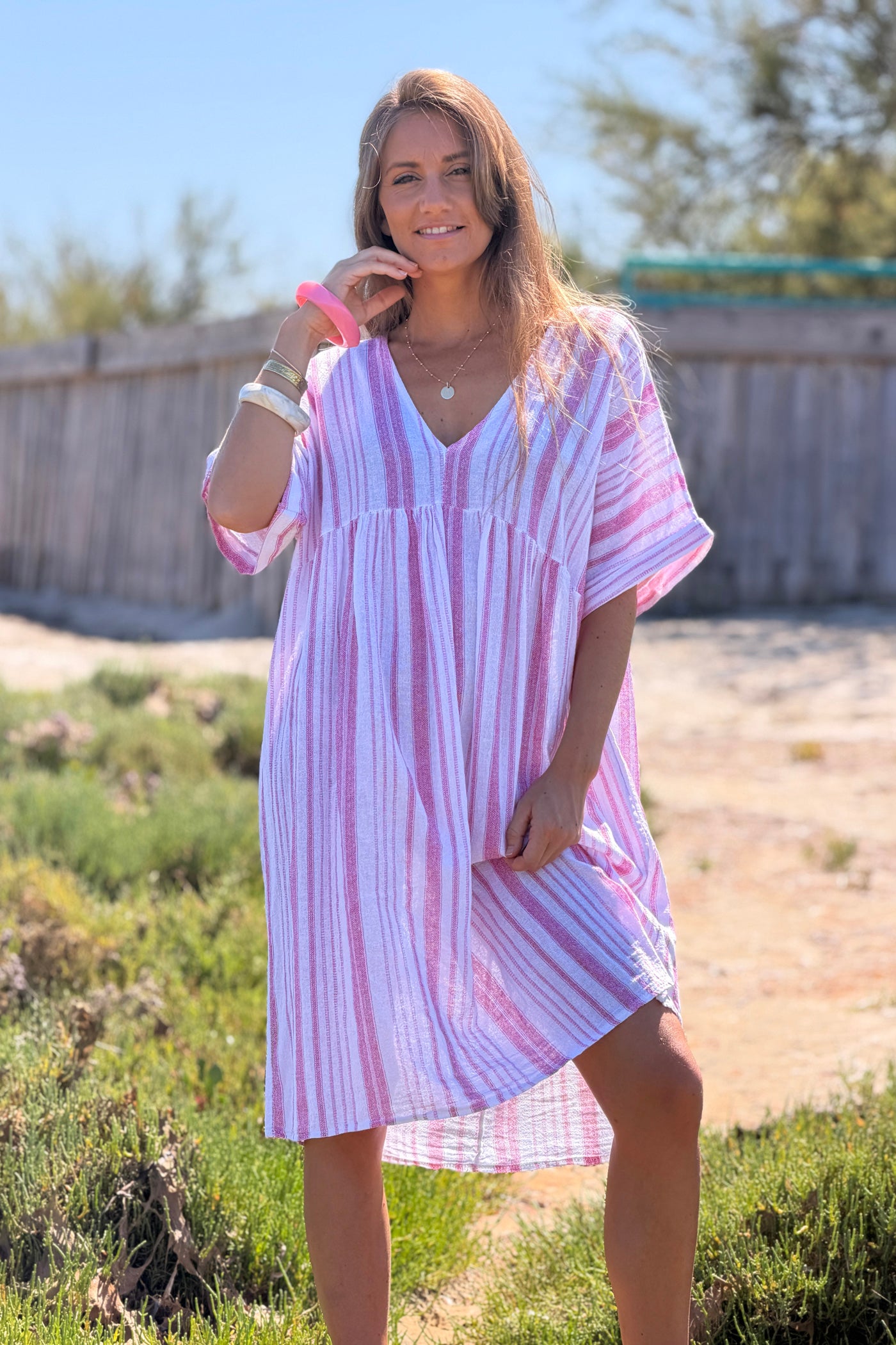 Robe large en coton imprimé rayures rose effet piqué col v