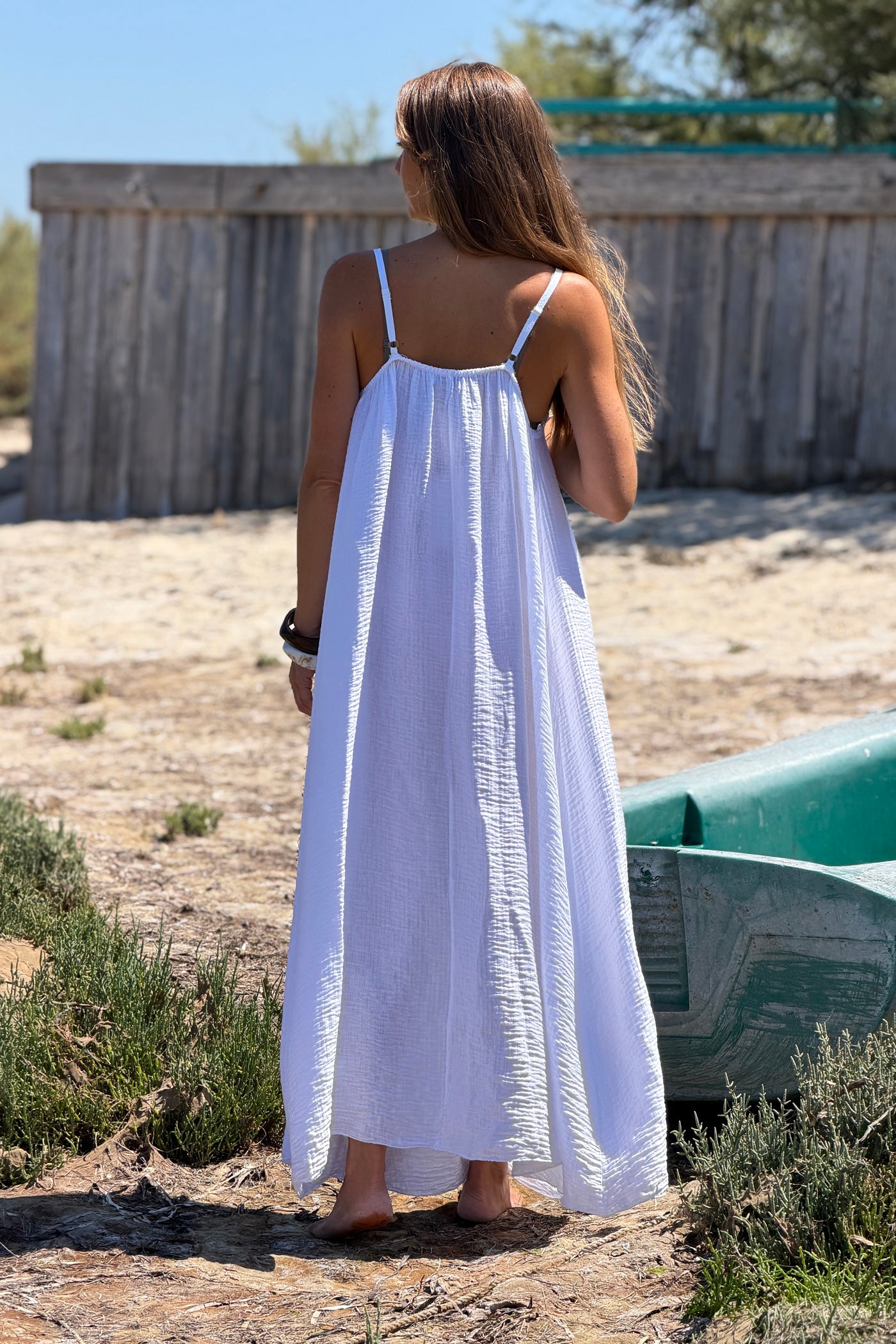 Robe longue blanche à bretelles detail petits pompons au col