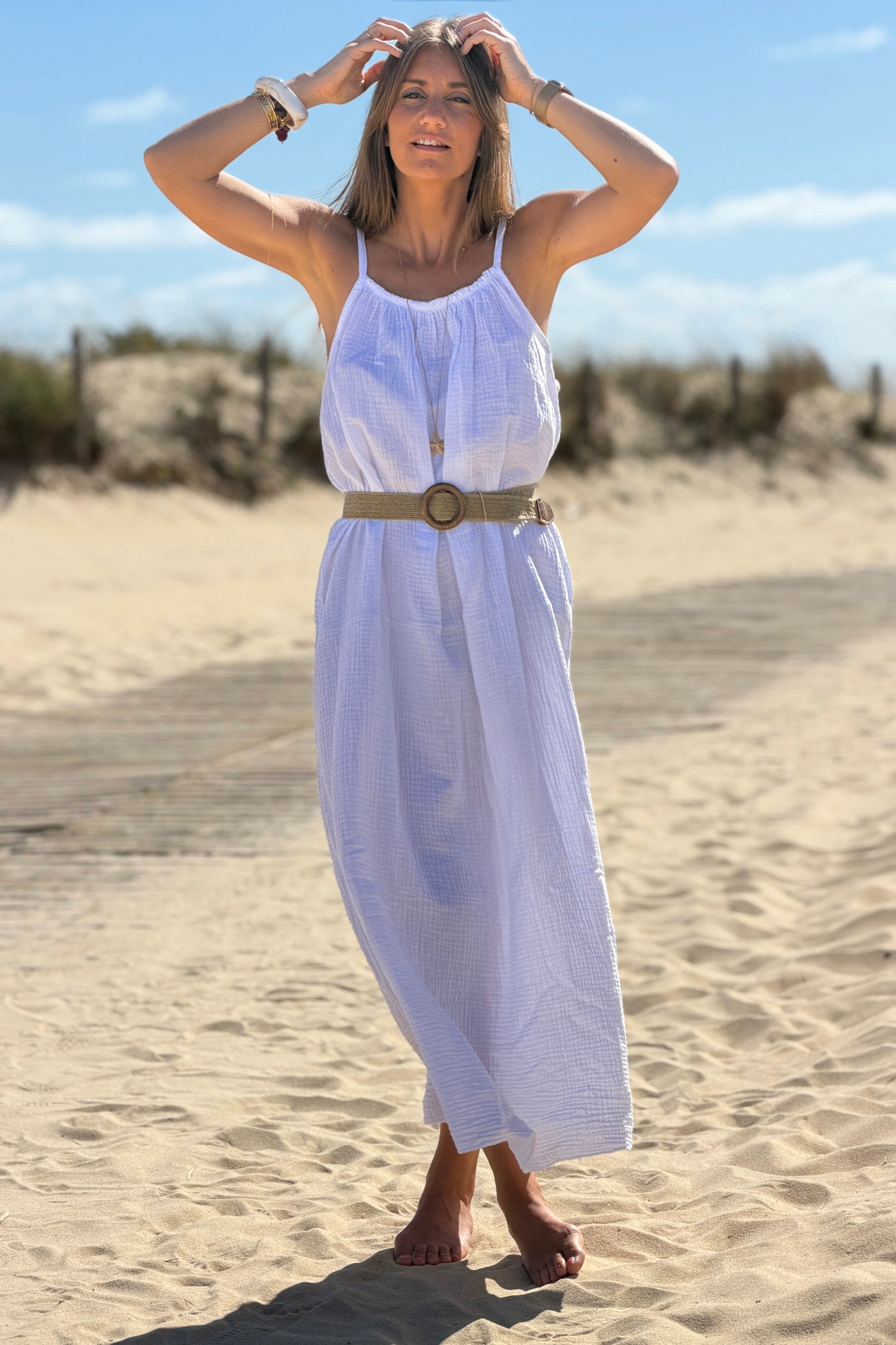 Robe longue blanc en gaze de coton a bretelles col élastique