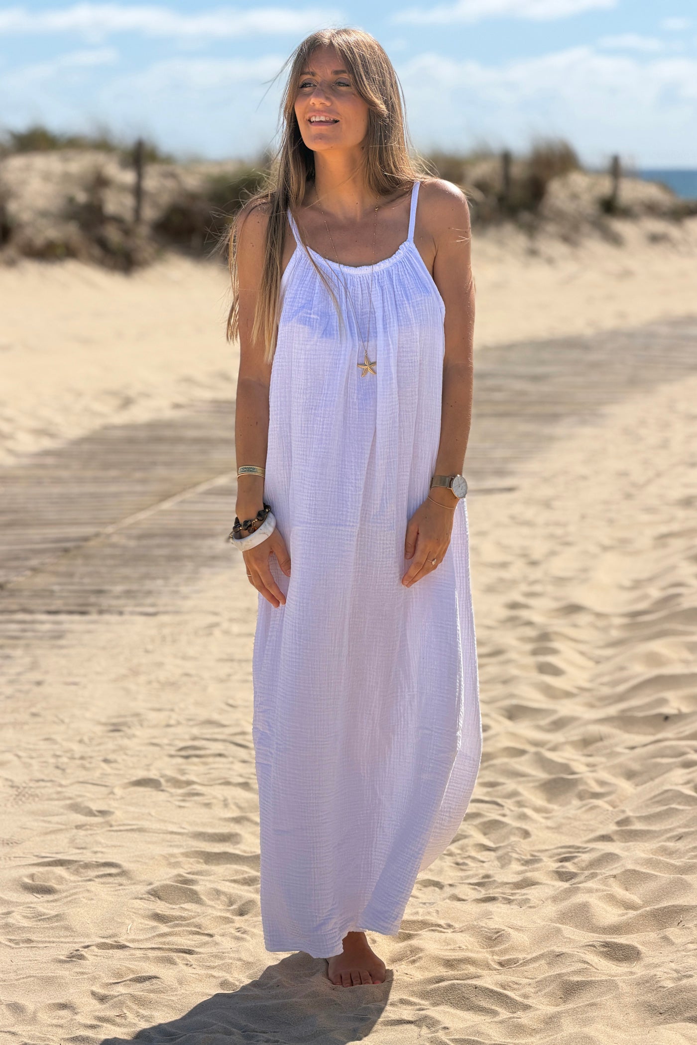 Robe longue blanc en gaze de coton a bretelles col élastique