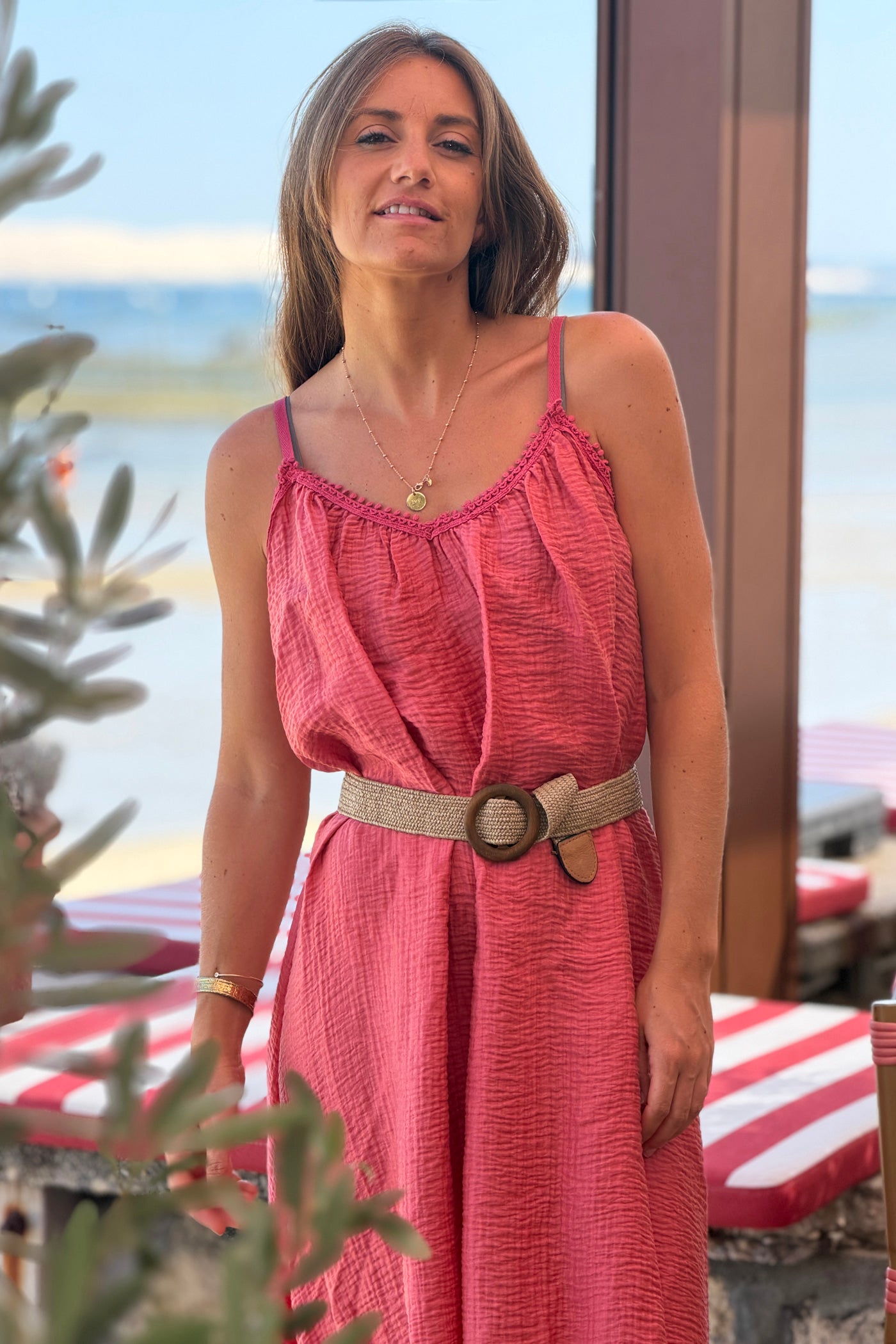 Robe longue bois de rose à bretelles détail petits pompons au col