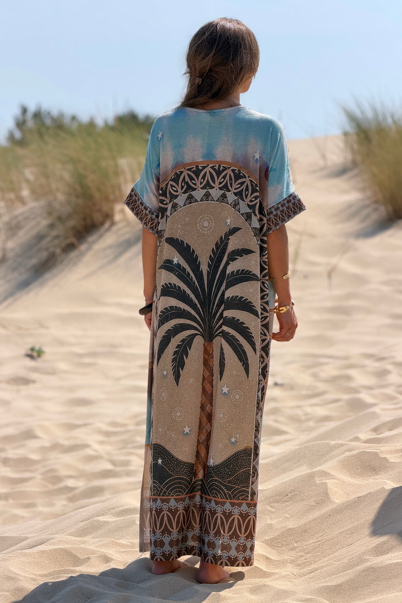 Robe longue brillante bleu marron et beige motif poissons dorés dos palmier