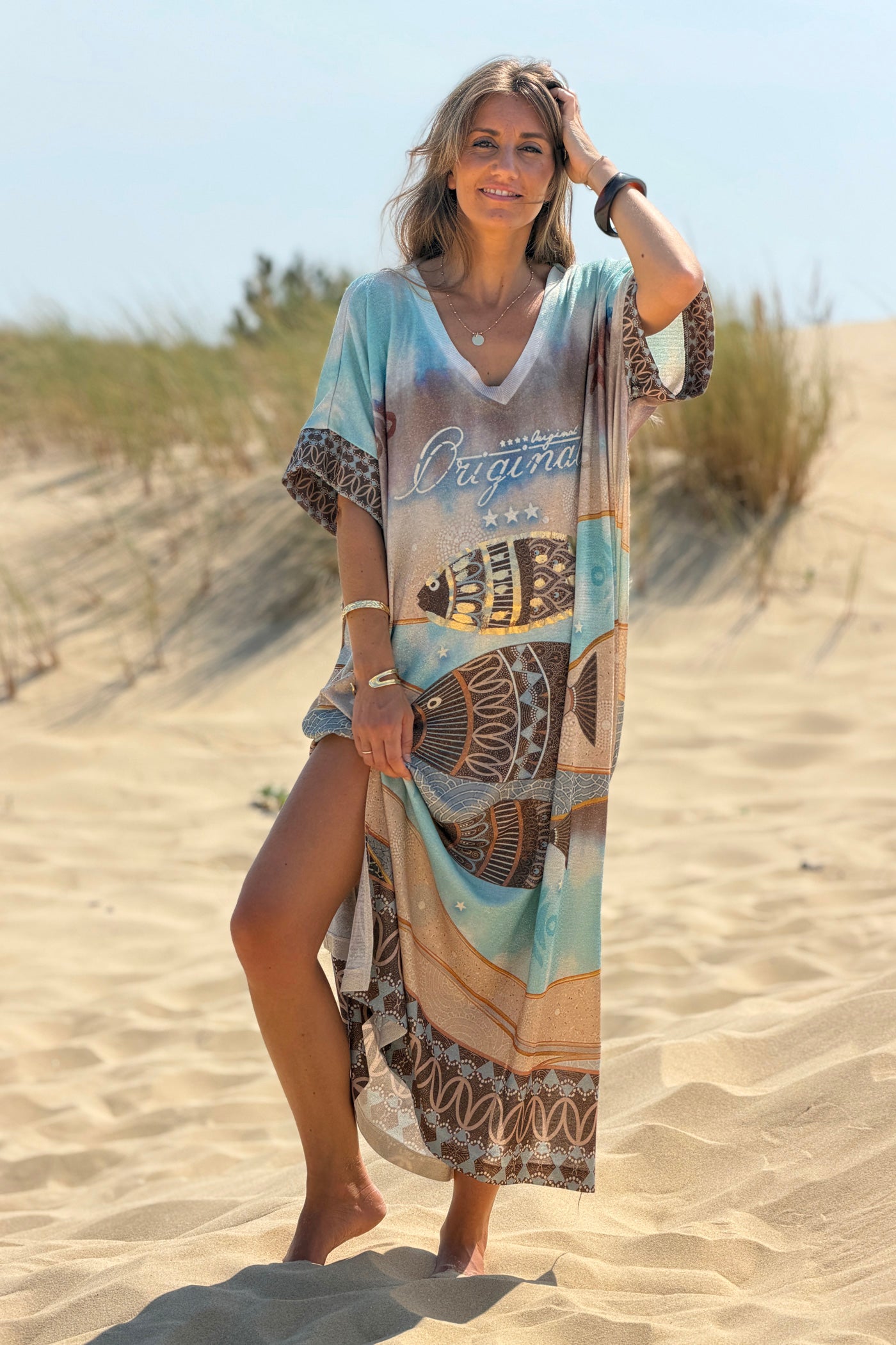 Robe longue brillante bleu marron et beige motif poissons dorés dos palmier