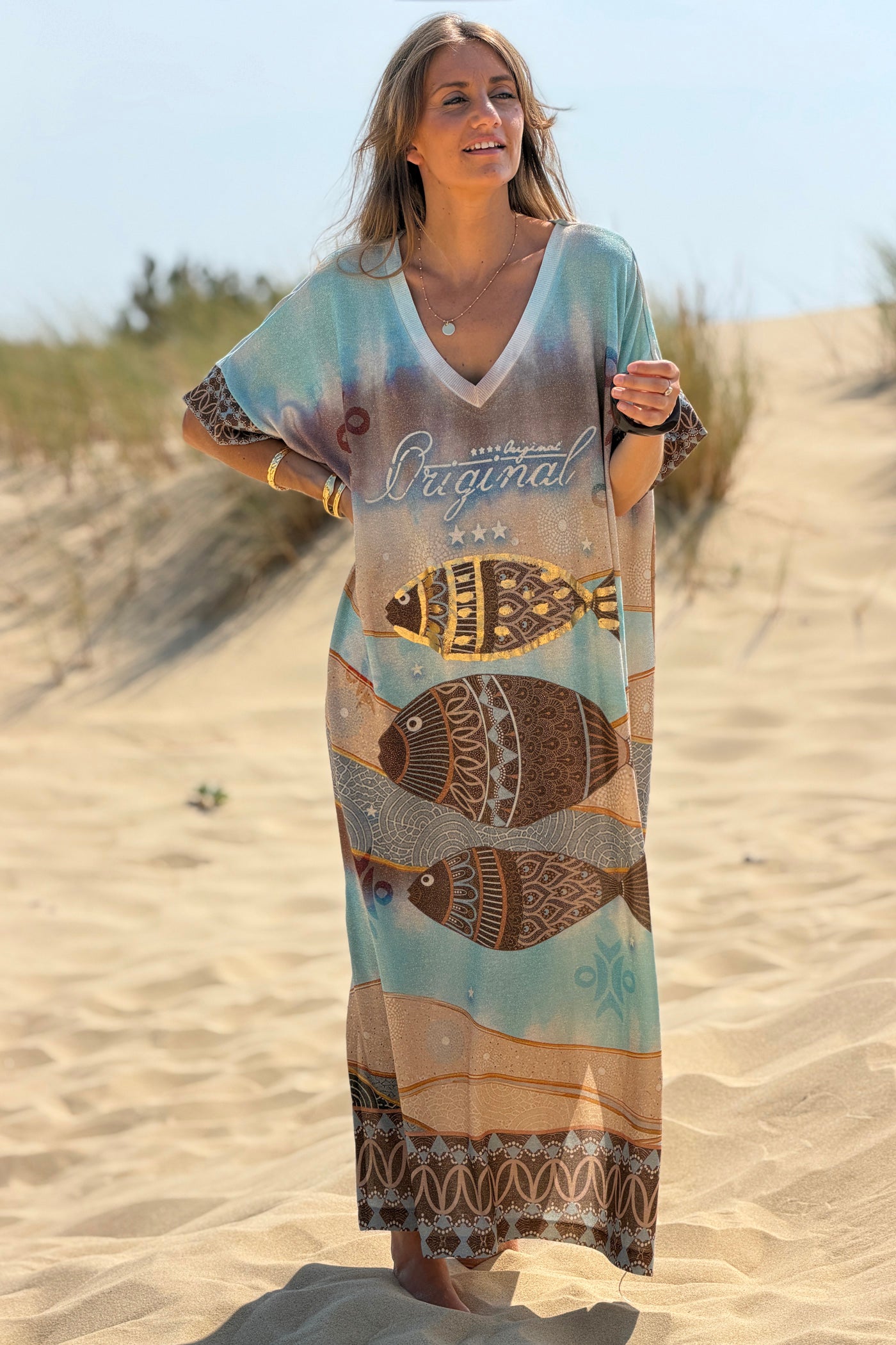 Robe longue brillante bleu marron et beige motif poissons dorés dos palmier