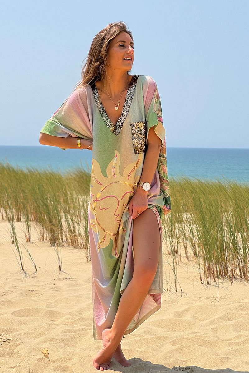 Vestido largo brillante con estampado de sol, palmeras y rayas pastel, bolsillo y cuello de lentejuelas.