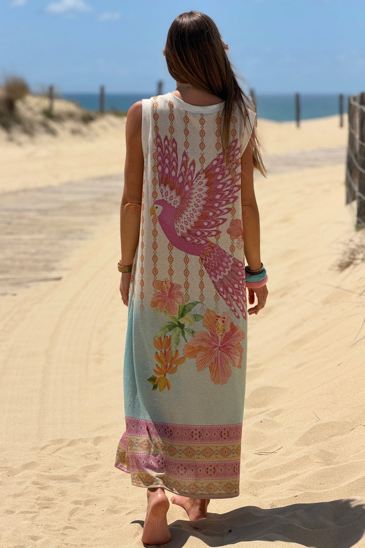 Robe longue brillante sans manches imprimé coloré perroquets fleurs et losanges