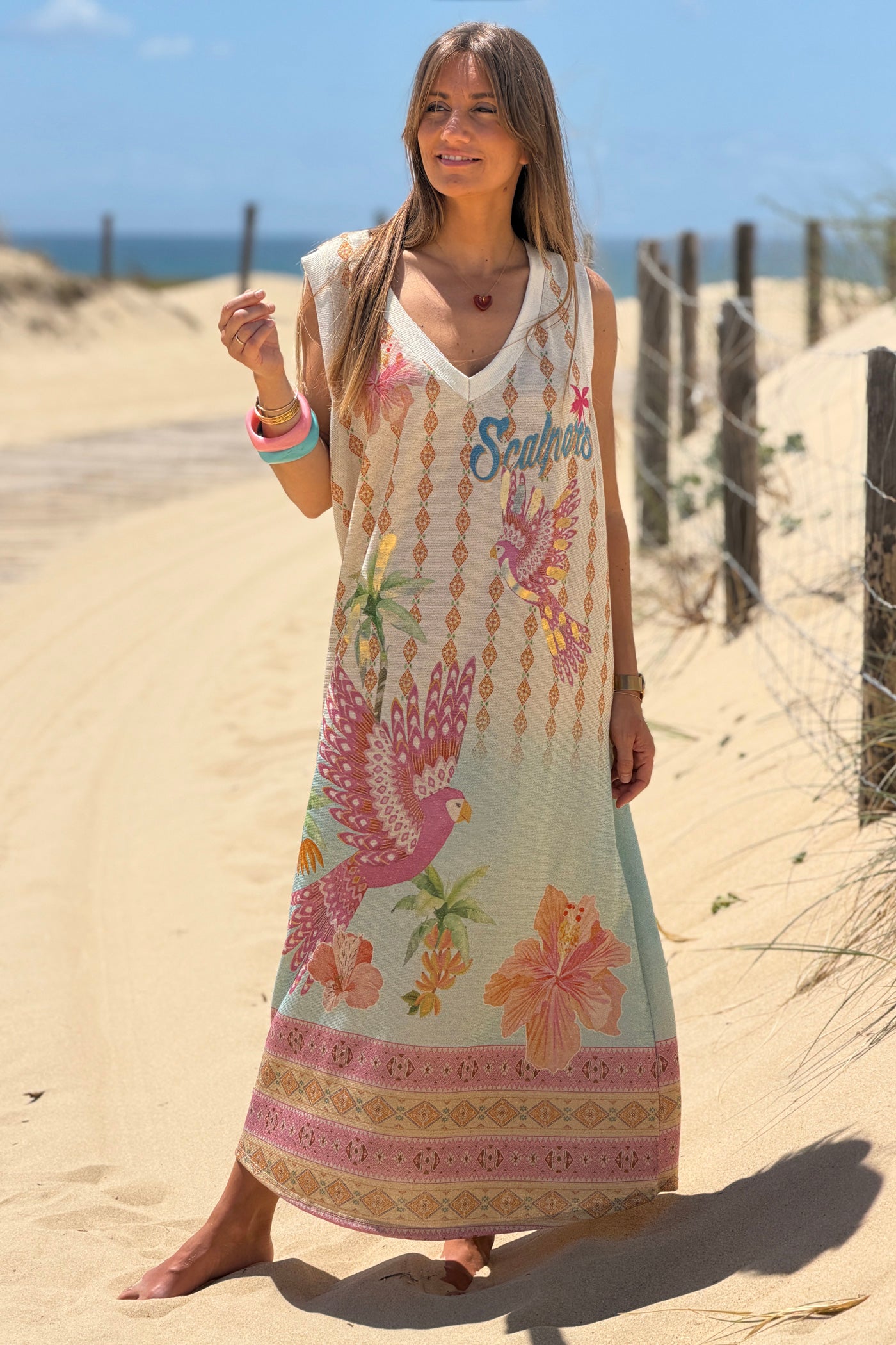 Robe longue brillante sans manches imprimé coloré perroquets fleurs et losanges