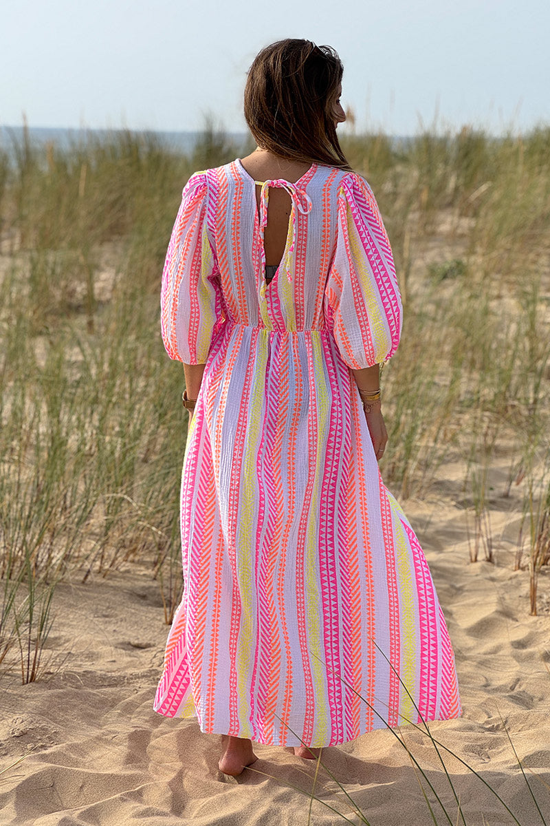 Vestido largo de gasa de algodón con estampado étnico naranja, rosa y amarillo y escote en pico.