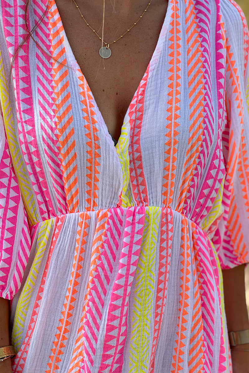 Vestido largo de gasa de algodón con estampado étnico naranja, rosa y amarillo y escote en pico.