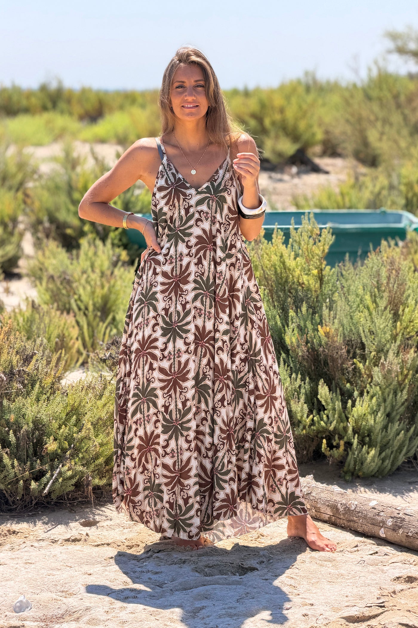 Robe longue fluide à bretelles imprimé palmiers kaki et marron