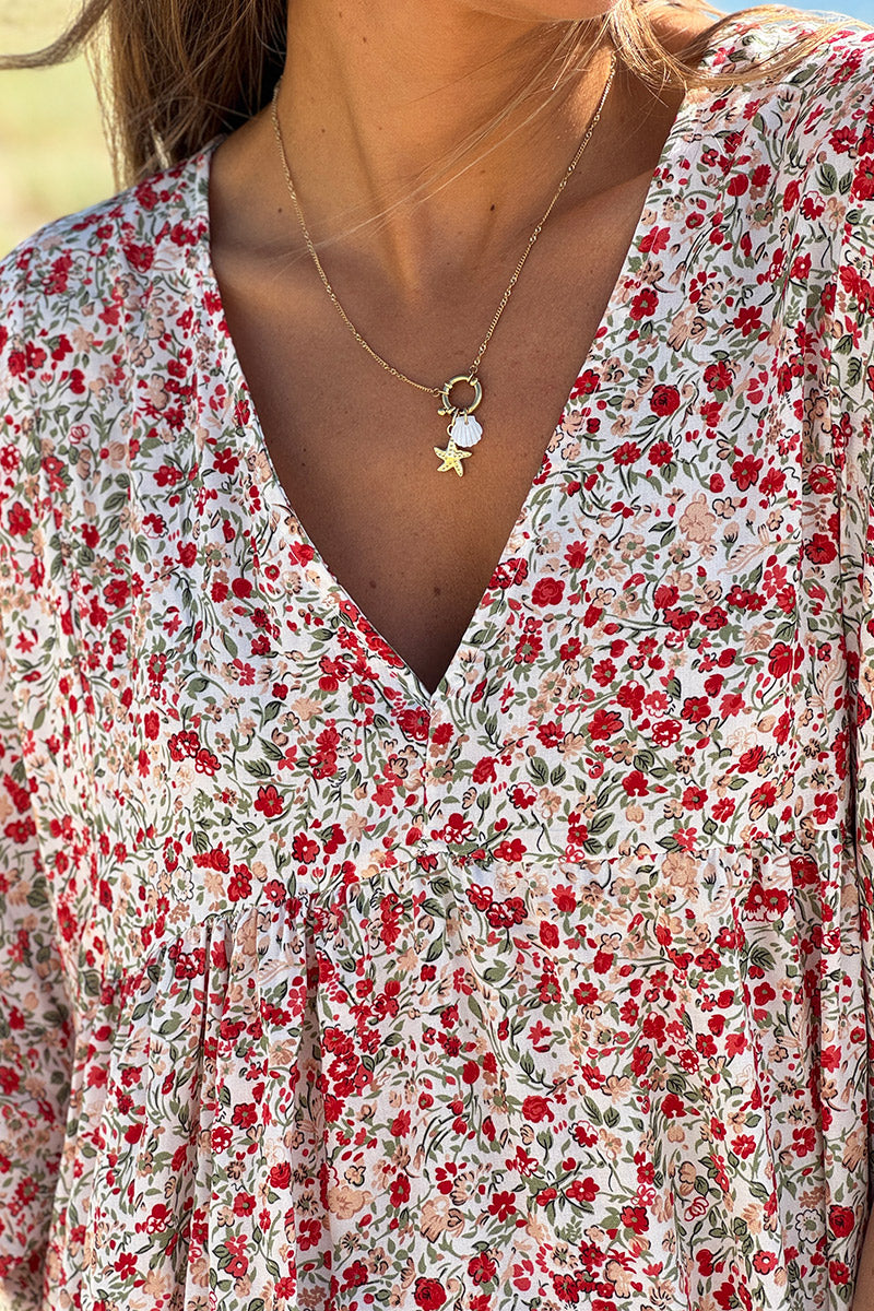 Vestido largo fluido con escote en pico, manga corta y estampado liberty rojo.