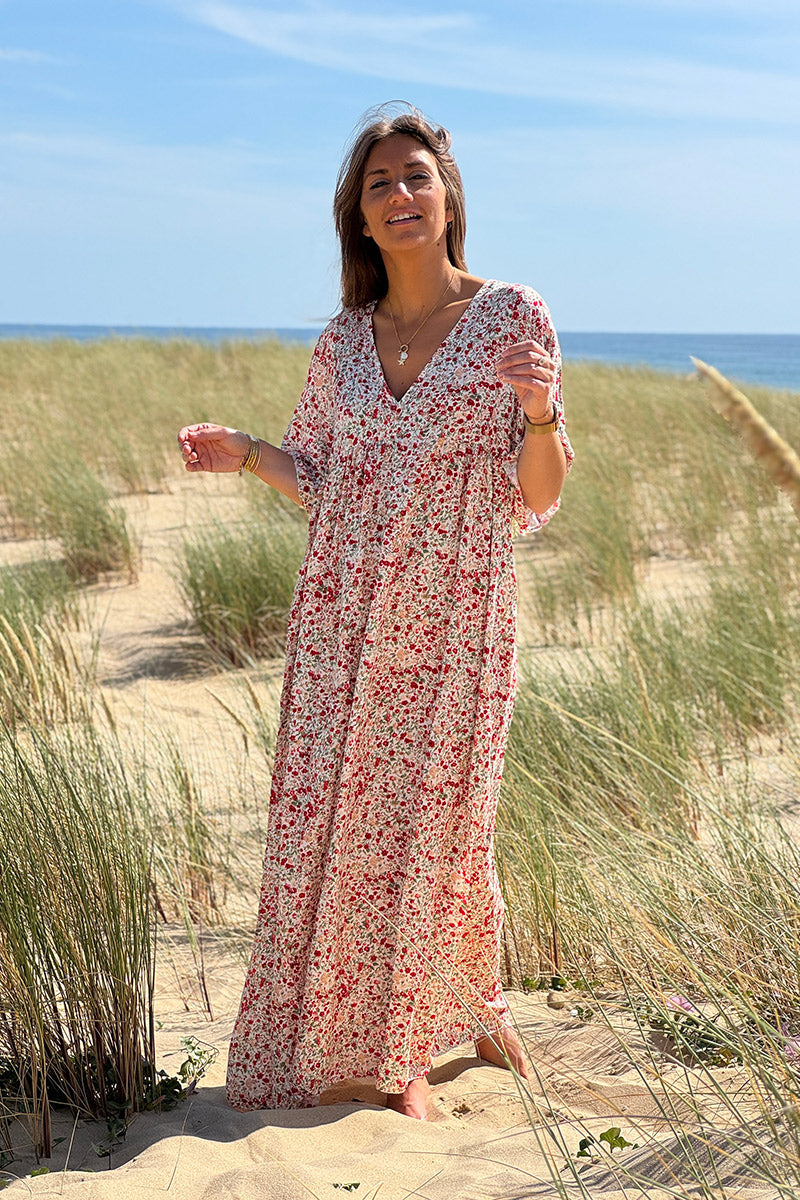 Vestido largo fluido con escote en pico, manga corta y estampado liberty rojo.