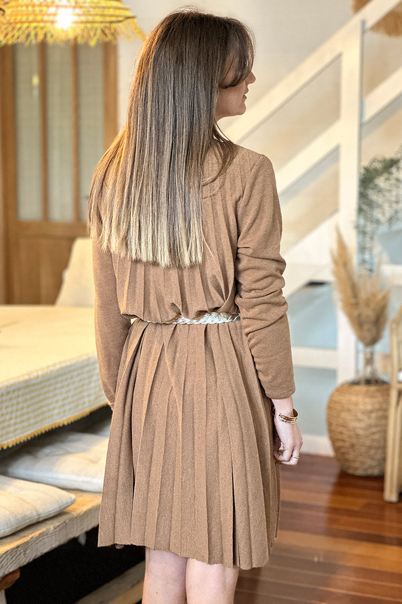 Vestido plisado camel de punto fino con cuello redondo