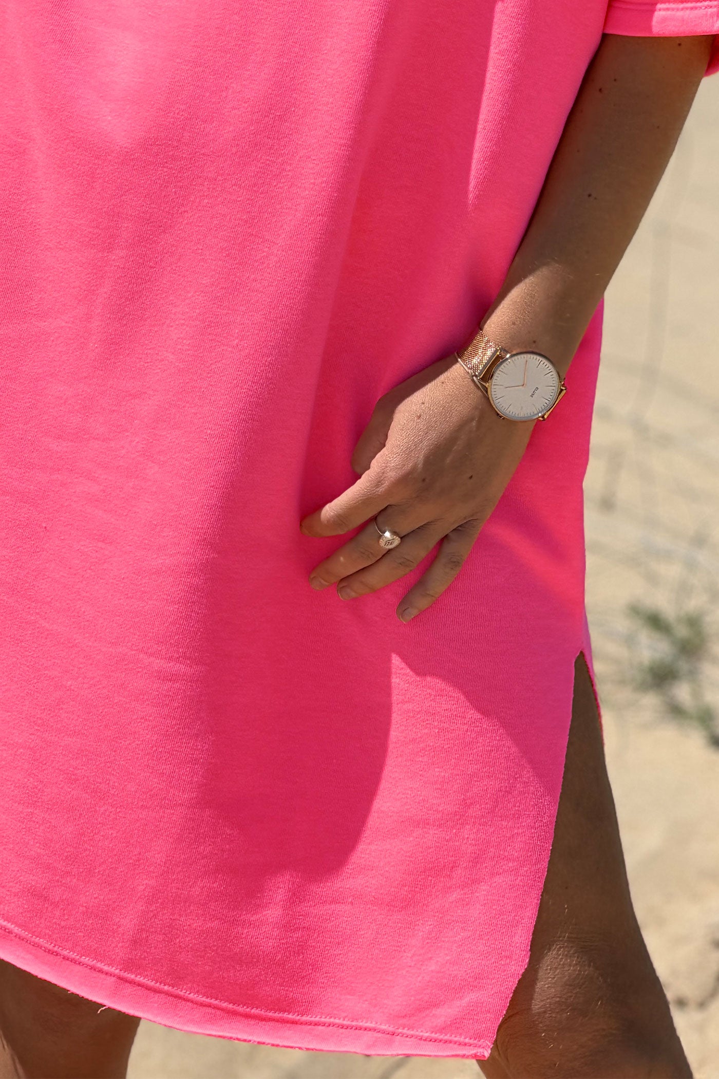 Robe sweat rose fluo broderie Iconic club multicolore en bouclettes