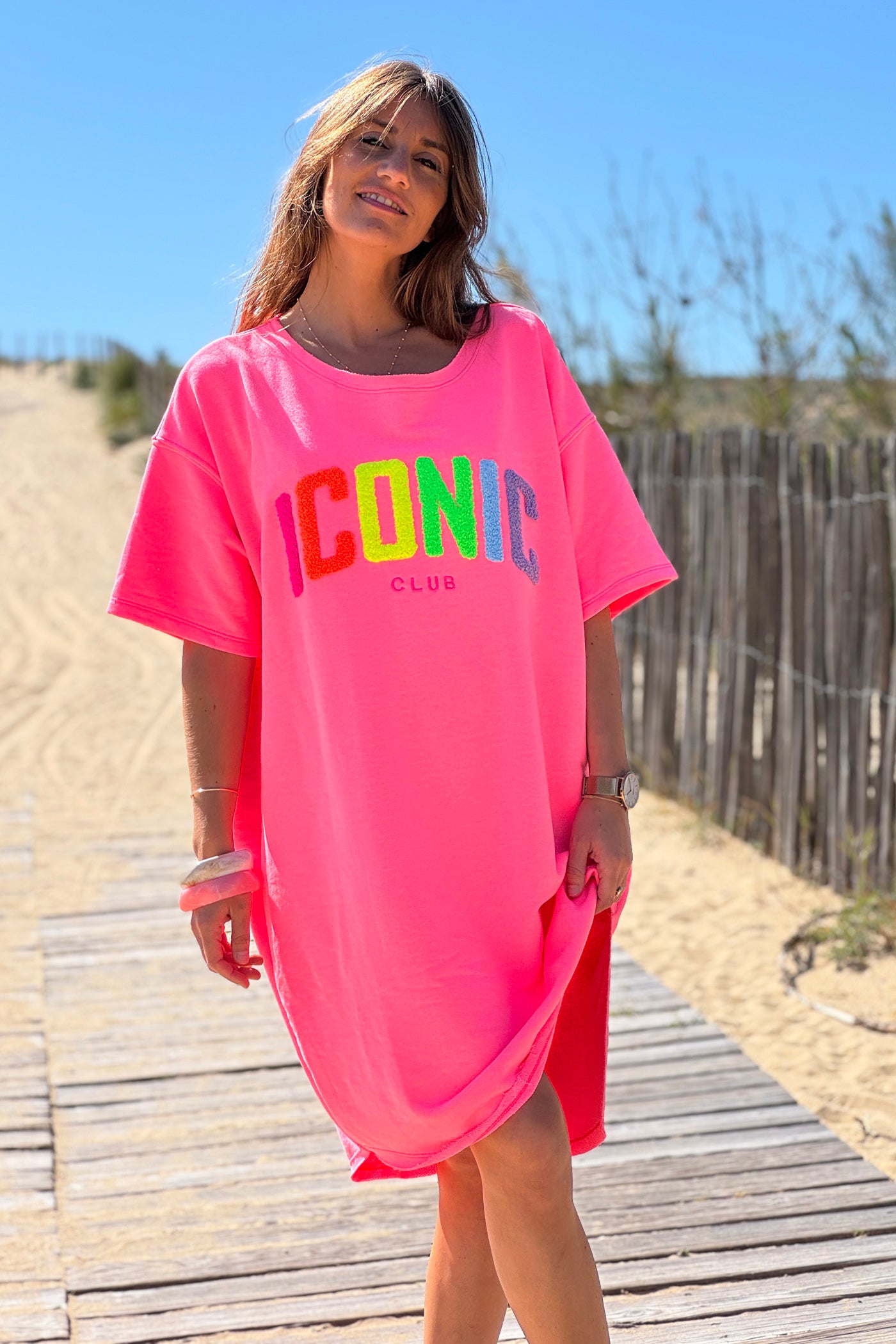 Robe sweat rose fluo broderie Iconic club multicolore en bouclettes