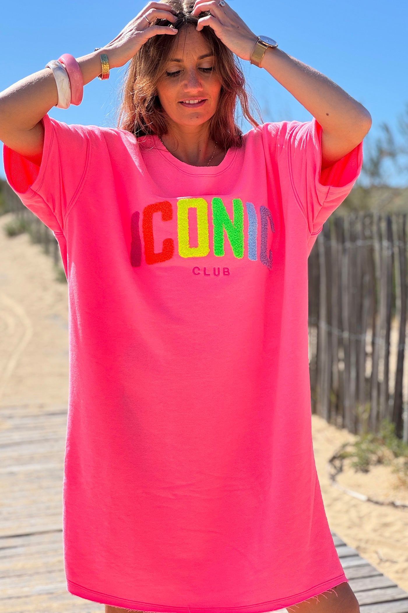 Robe sweat rose fluo broderie Iconic club multicolore en bouclettes