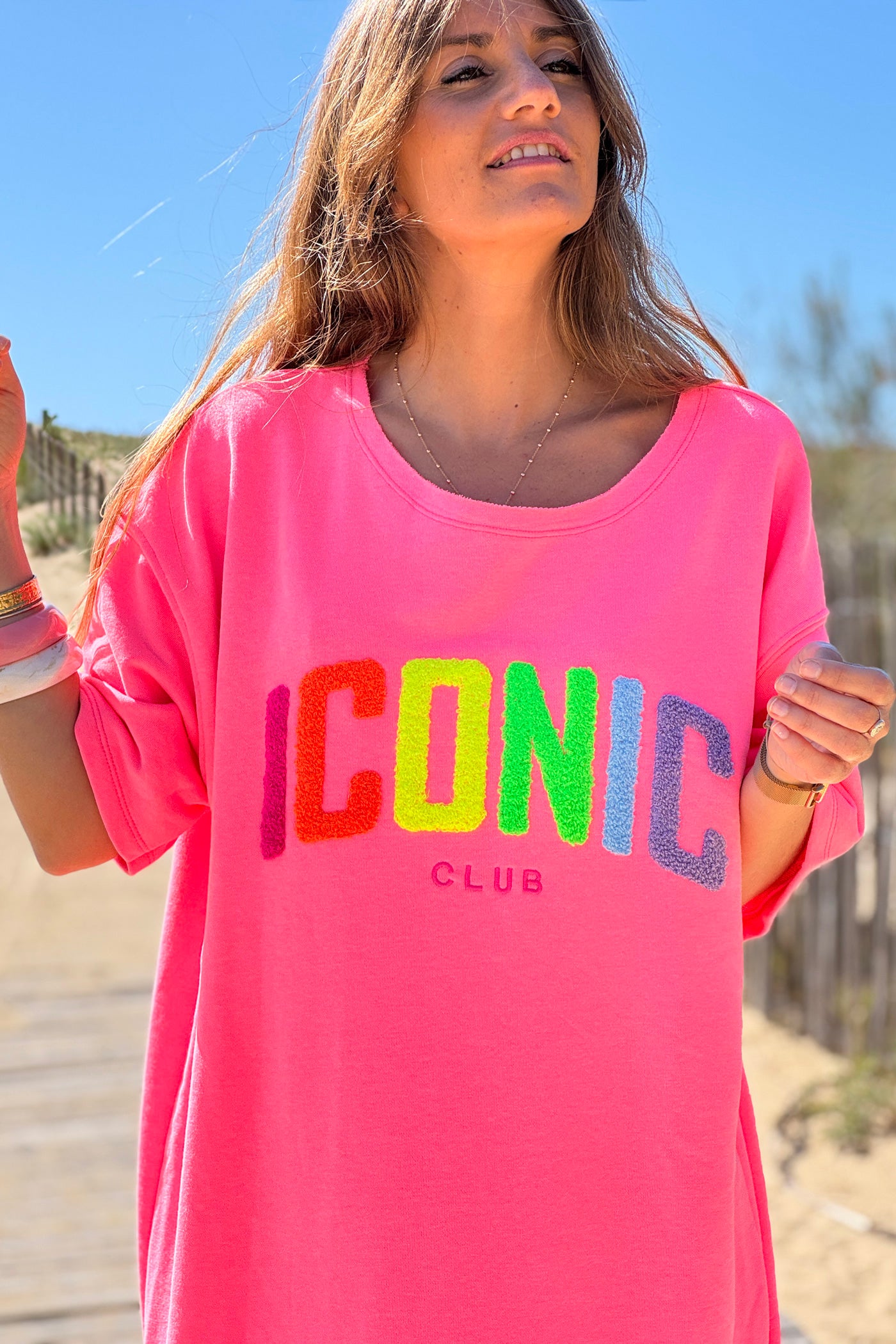 Robe sweat rose fluo broderie Iconic club multicolore en bouclettes